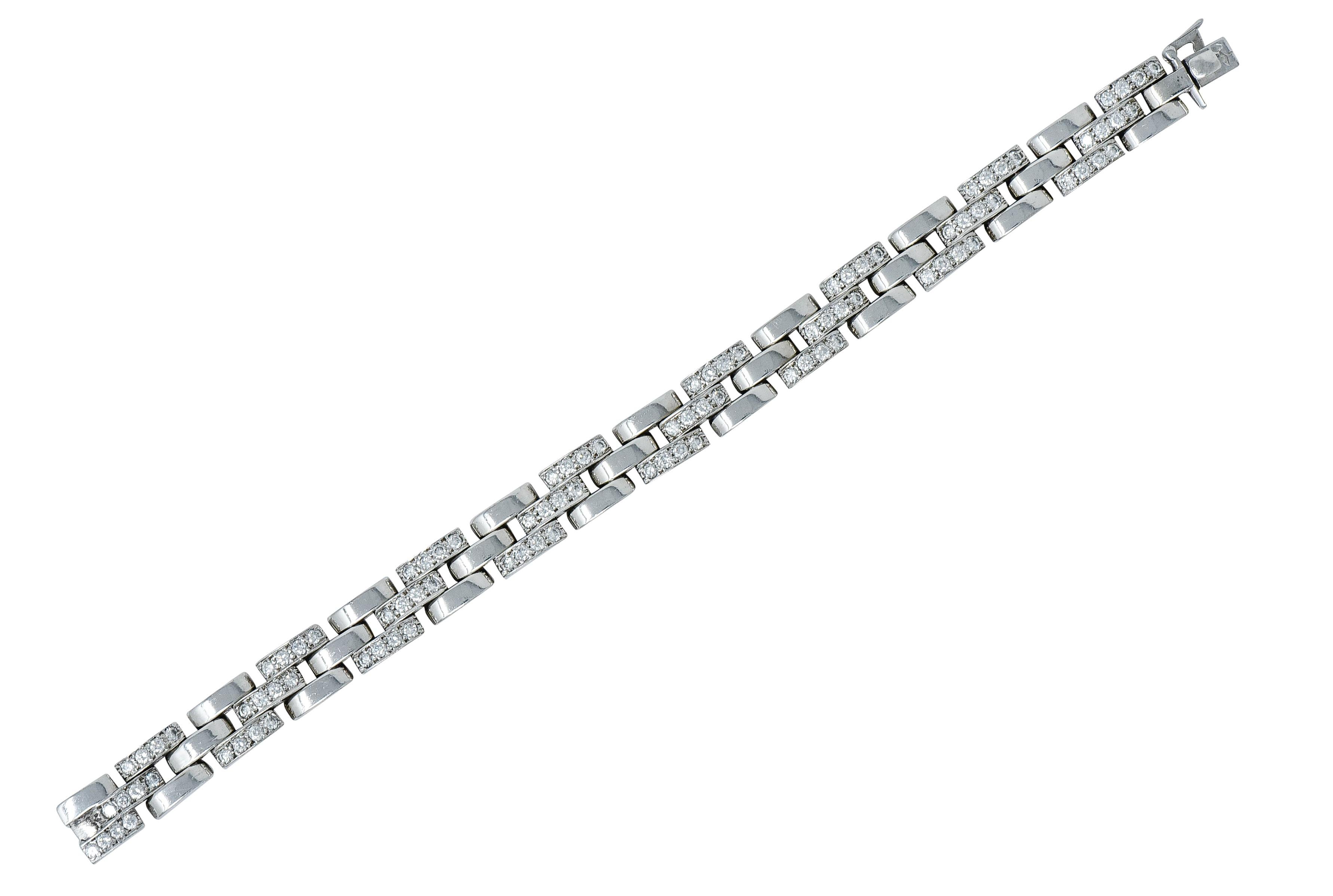 Le bracelet est composé de maillons coussinets rectangulaires

Alternance de maillons lisses et polis et de maillons sertis de diamants

Diamants ronds de taille brillant pesant environ 3::36 carats ; couleur G/H et pureté VS

Complété par un