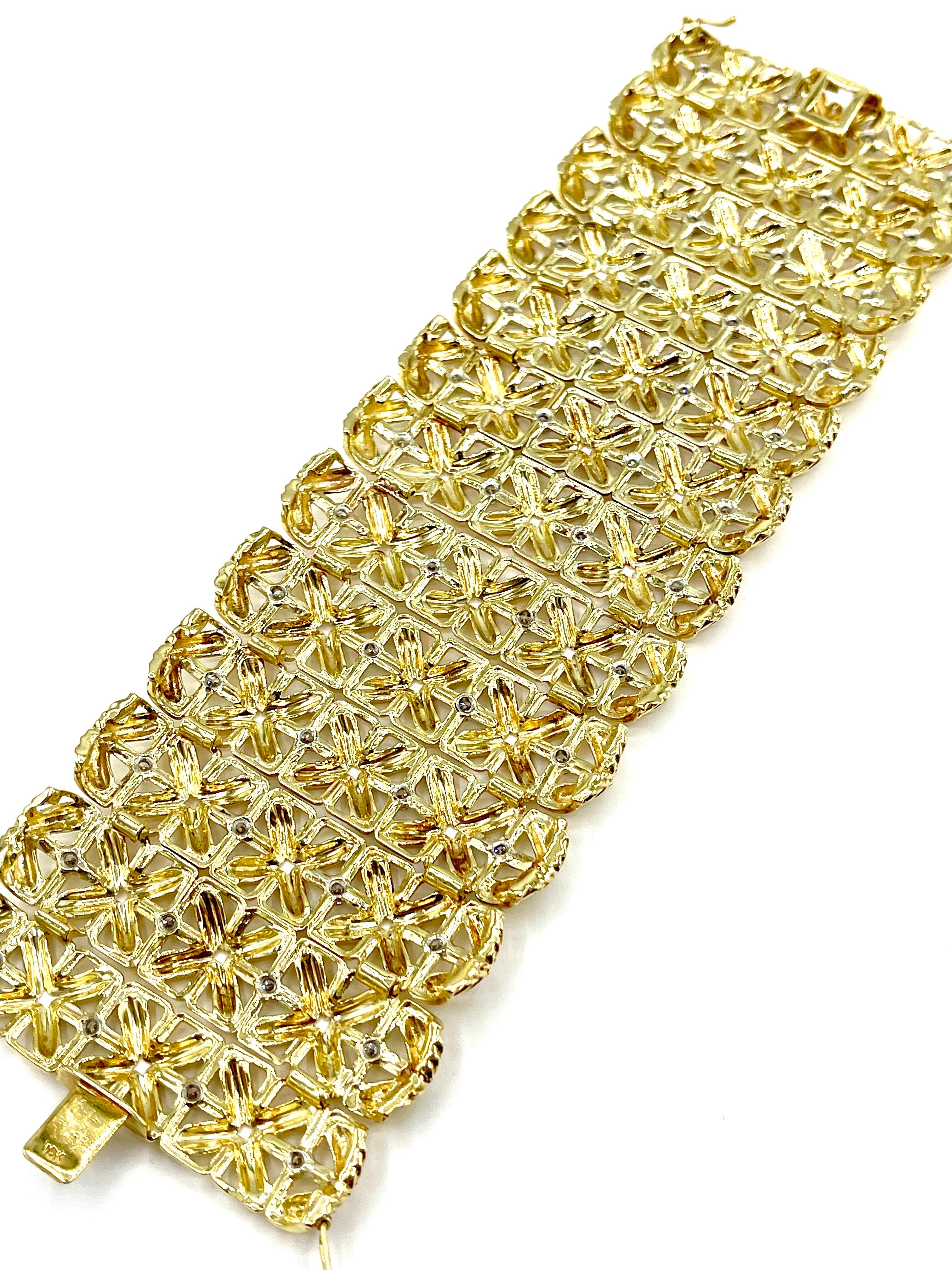 Eine von einer Art Cartier breite Passform Diamant-Armband.  Das Armband besteht aus 52 runden Brillanten, die in 18 Karat Gelbgold gefasst sind und zusammen ein Gesamtgewicht von 3,92 Karat ergeben.  Die Diamanten sind mit der Farbe F und der