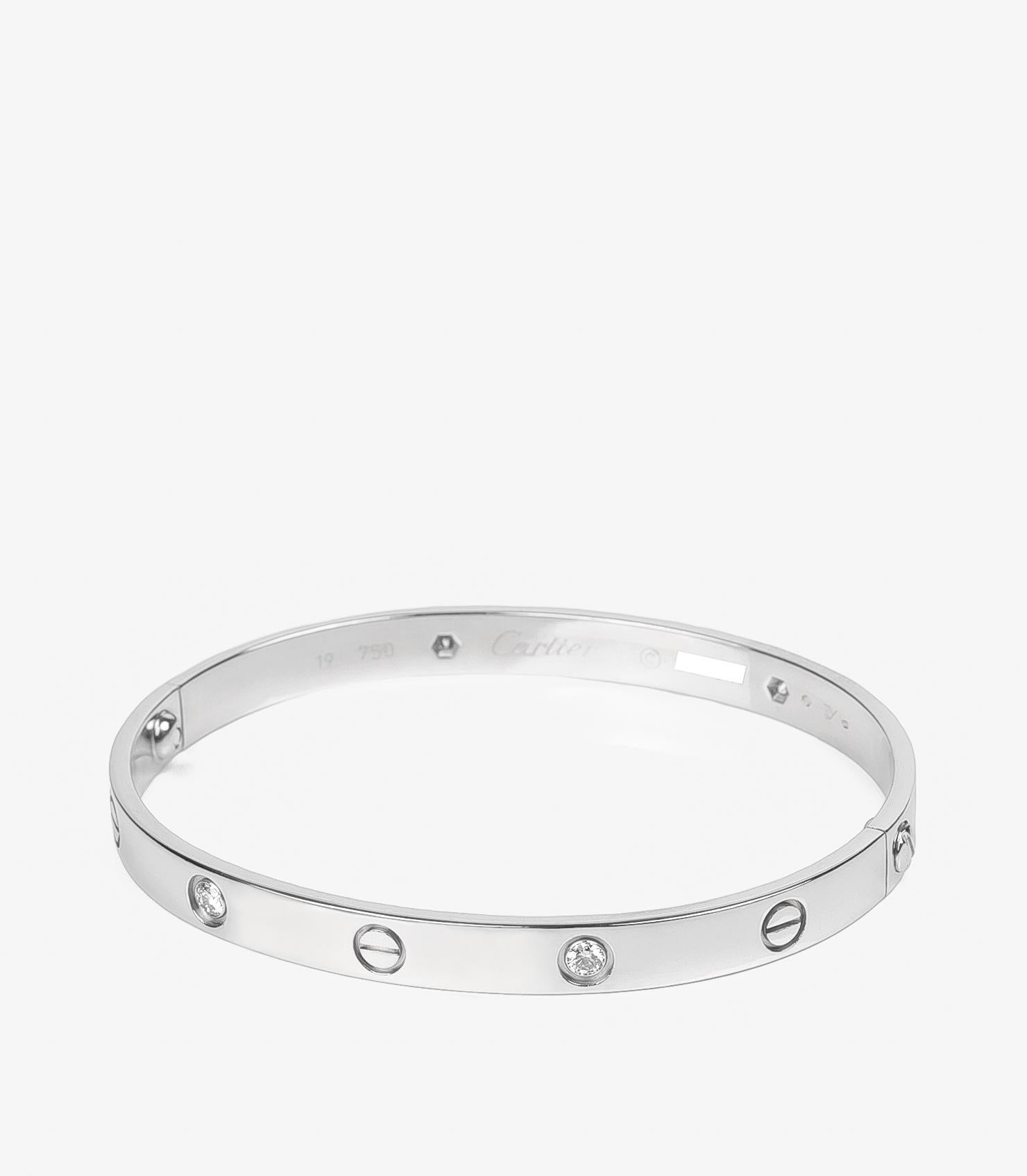 Cartier 4 Diamanten 18ct Weißgold Love Armreif

Details zum Produkt
Xupes Ref: COMJ855
Marke: Cartier
Modell:  4 Diamanten Love Armreif
Art: Armband
Seriennummer: O*****
Begleitet von: Cartier Box, Außenkasten, Schraubendreher
MATERIAL(e): 18 Karat