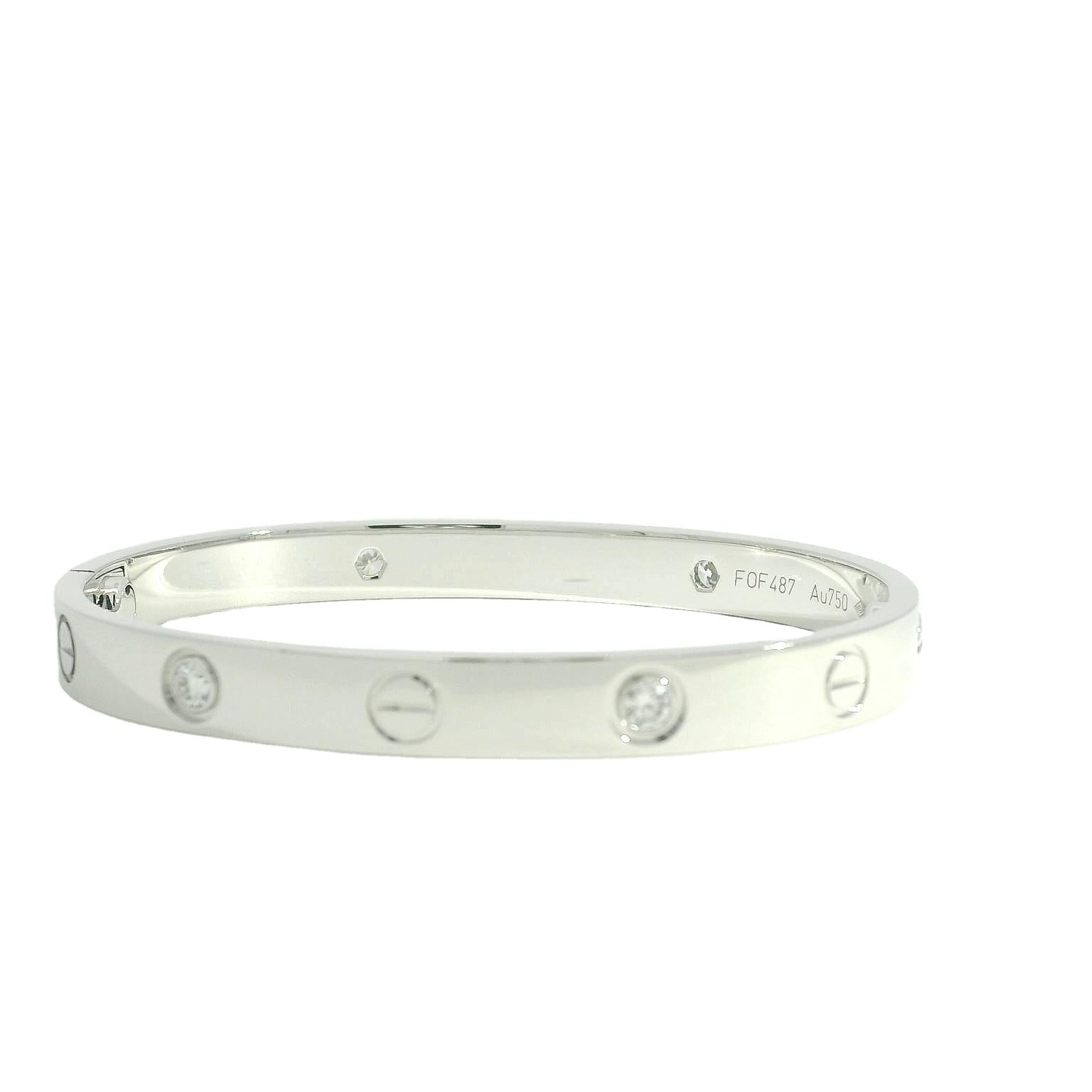 Completo Cartier 4 diamanti &New Bracciale dell'amore a vite 18 carati Misura 16 In magazzino

Scopri un'eleganza senza tempo con il bracciale Cartier Love in oro bianco 18 carati, disponibile nella misura 16. Questo pezzo iconico incarna il lusso e