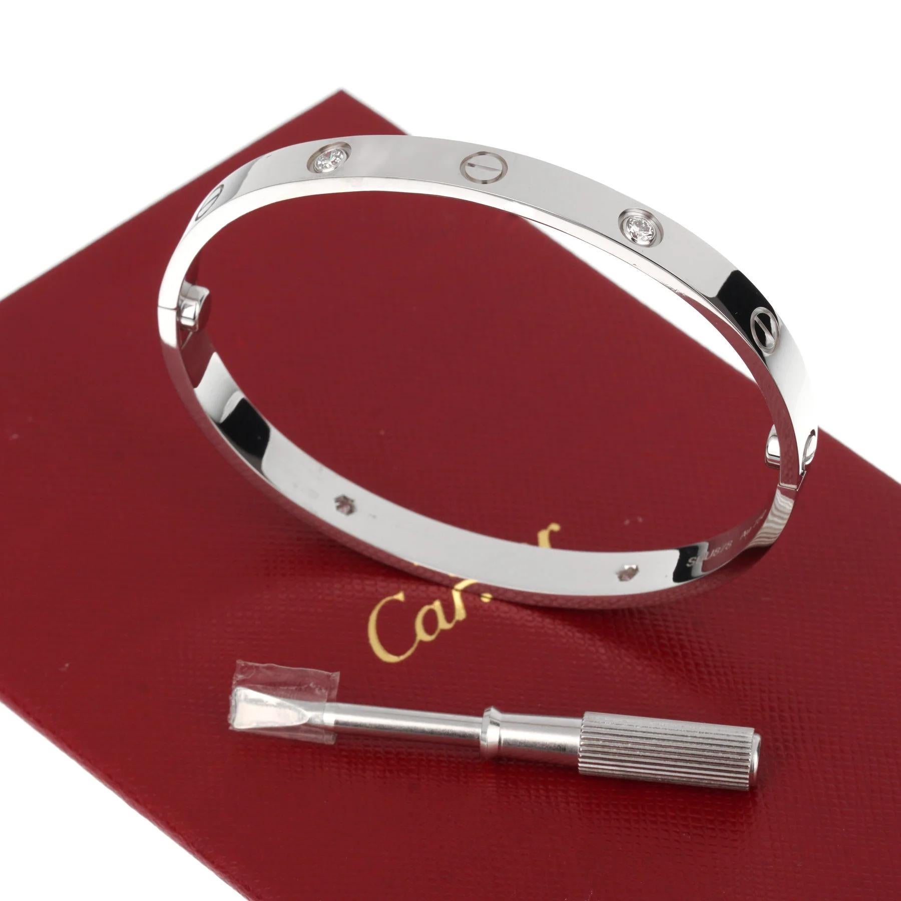 Das Cartier 4 Diamond 18k White Gold Love Bangle Bracelet Sz 18 ist ein raffiniertes und zeitloses Schmuckstück, das sowohl die Eleganz der feinen Handwerkskunst als auch die dauerhafte Symbolik der Liebe repräsentiert.

Das Armband misst 18 cm