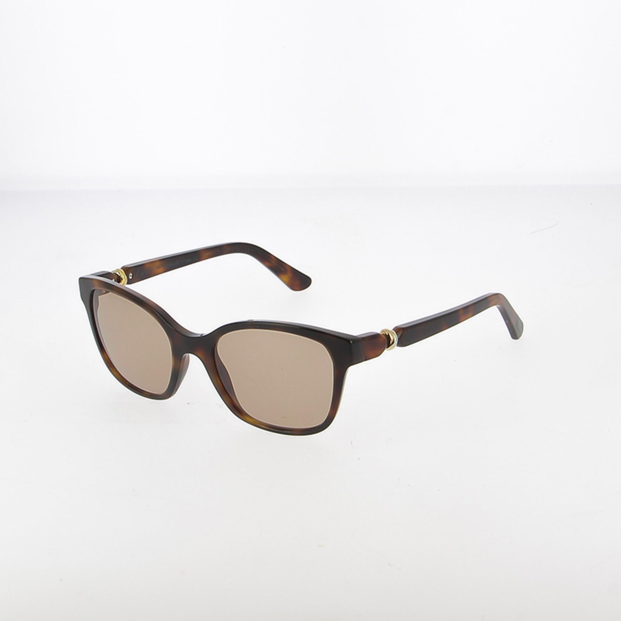 Discover this magnificent acetate frame by Cartier, a creation that embodies timeless elegance and exceptional craftsmanship. Handmade in France, it reflects the Maison’s unparalleled expertise and meticulous attention to detail.
This frame is