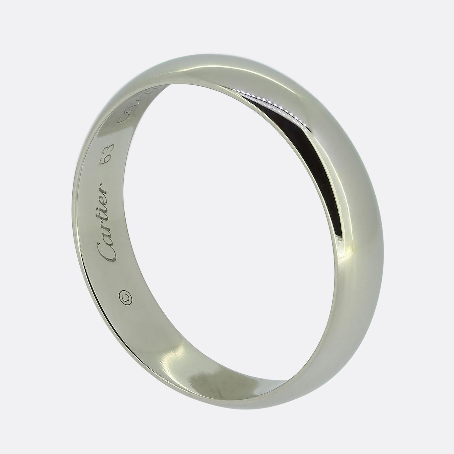 Hier haben wir einen schlichten Platin-Trauring aus dem weltbekannten Luxusschmuckhaus Cartier. Das Band hat eine Breite von 5 mm und ist völlig schmucklos, so dass ein schlanker, klassischer Look mit einer glatt polierten Oberfläche entsteht.
