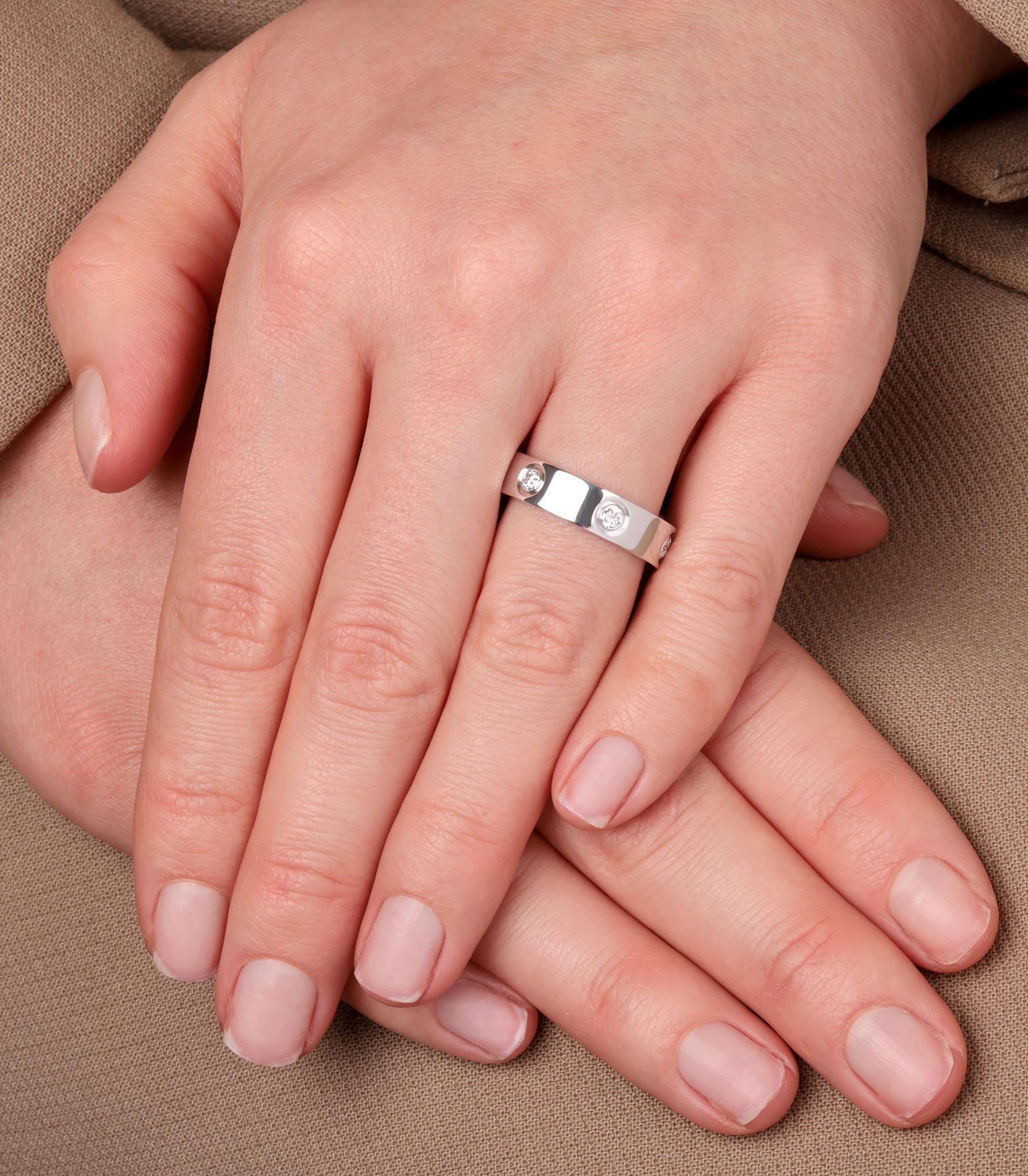 Anillo Amor Cartier 6 Diamantes Oro Blanco 18ct

Marca- Cartier
Model- Anillo de amor de 6 diamantes
Tipo de producto- Anillo
Número de serie- RB****
Acompañado de: estuche Cartier, papeles de servicio
Material(es) - Oro blanco de 18 ct
Piedra