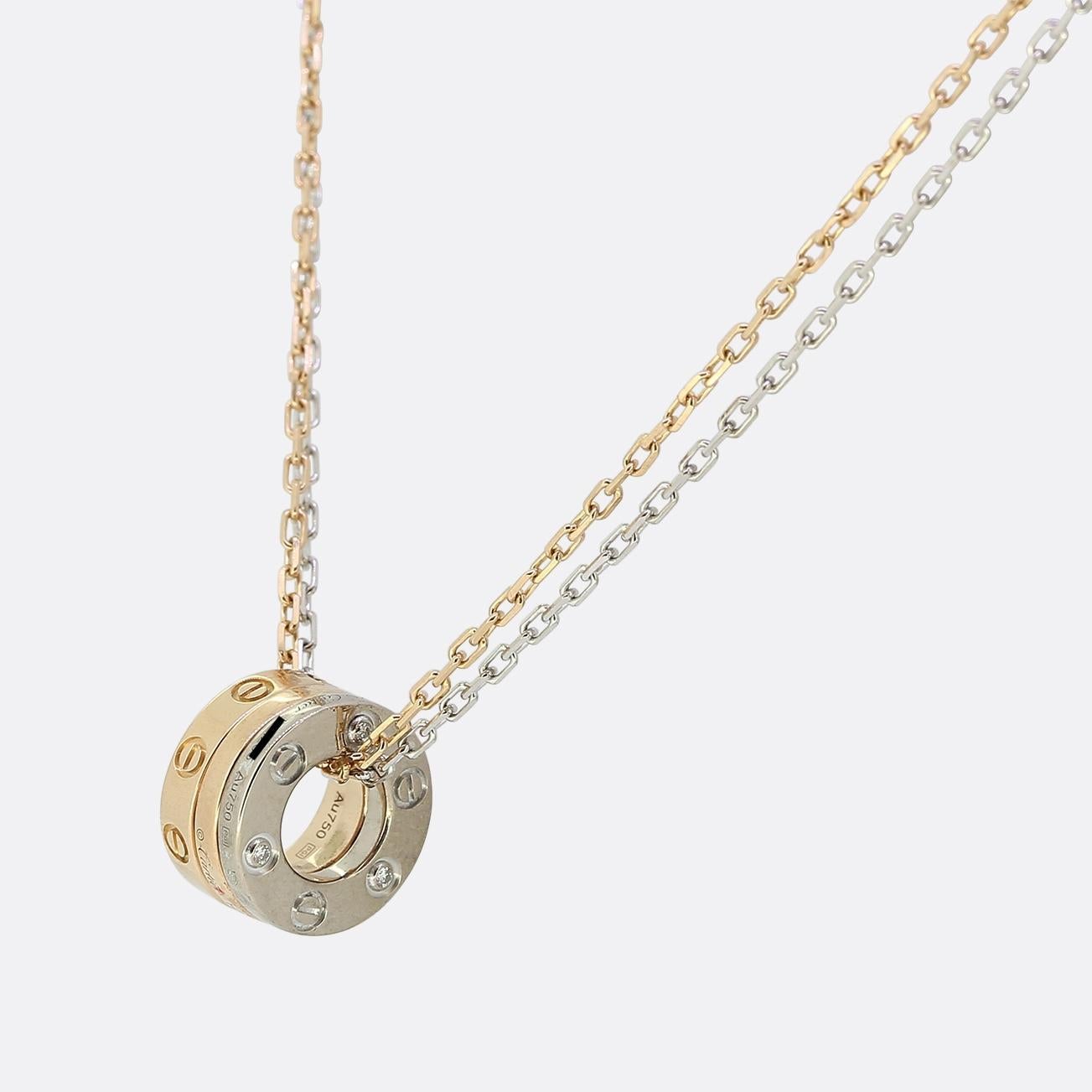 Voici un collier chic et élégant de la maison de joaillerie de renommée mondiale Cartier. Un trio de pendentifs exposés reprend le design le plus célèbre de Cartier, issu de la collection LOVE. Une mini-bague et deux mini-cercles arborent le motif
