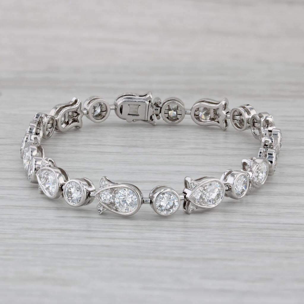 Brilliant diamonds set in a tulip pattern make up this timeless classic from Cartier.  Only the finest diamonds are used by Cartier and this piece is no exception with VVS clarity and D-F color. The diamond quality and high end craftsmanship of this