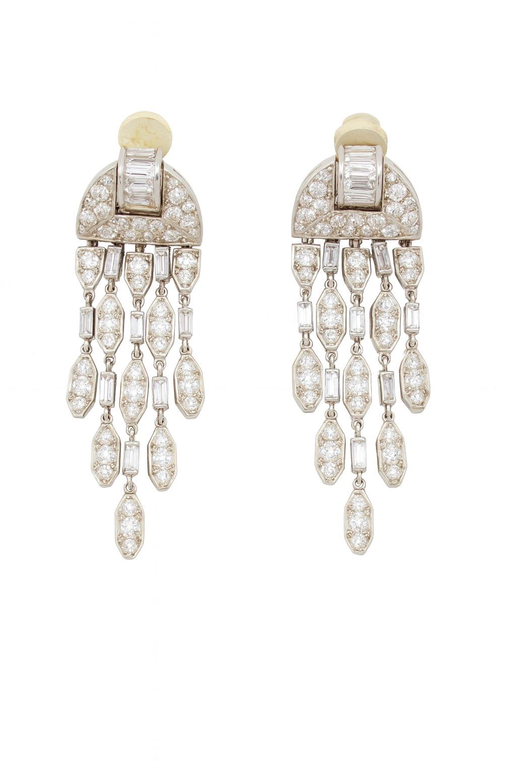 Boucles d'oreilles pendantes en or blanc 18 carats et diamants de Cartier 6,50 carats

Description :
Exquises boucles d'oreilles pendantes en diamant de Cartier réalisées en or blanc 18 carats et serties d'environ 6,50 carats de diamants naturels.