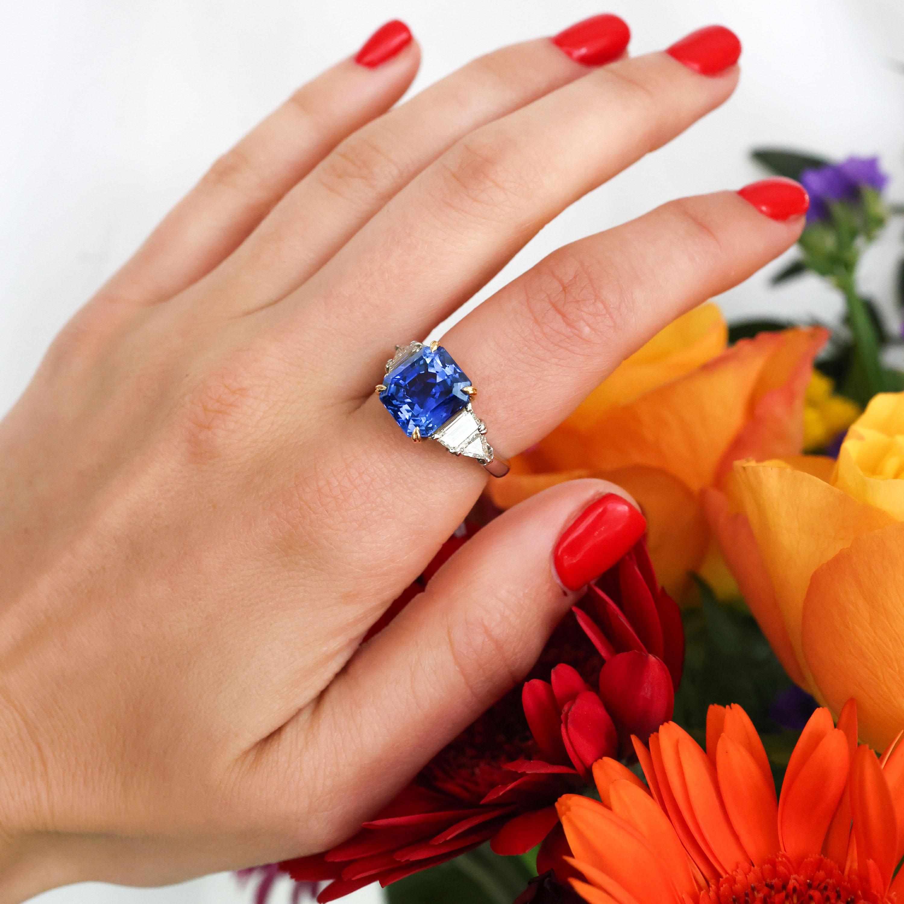 Cartier Saphir- und Diamantring, besetzt mit einem nicht wärmebehandelten burmesischen Saphir im Smaragdschliff mit einem geschätzten Gewicht von 7,51 Karat, in einer Vierkrallenfassung aus 18 Karat Gelbgold, mit Schultern, die mit einem