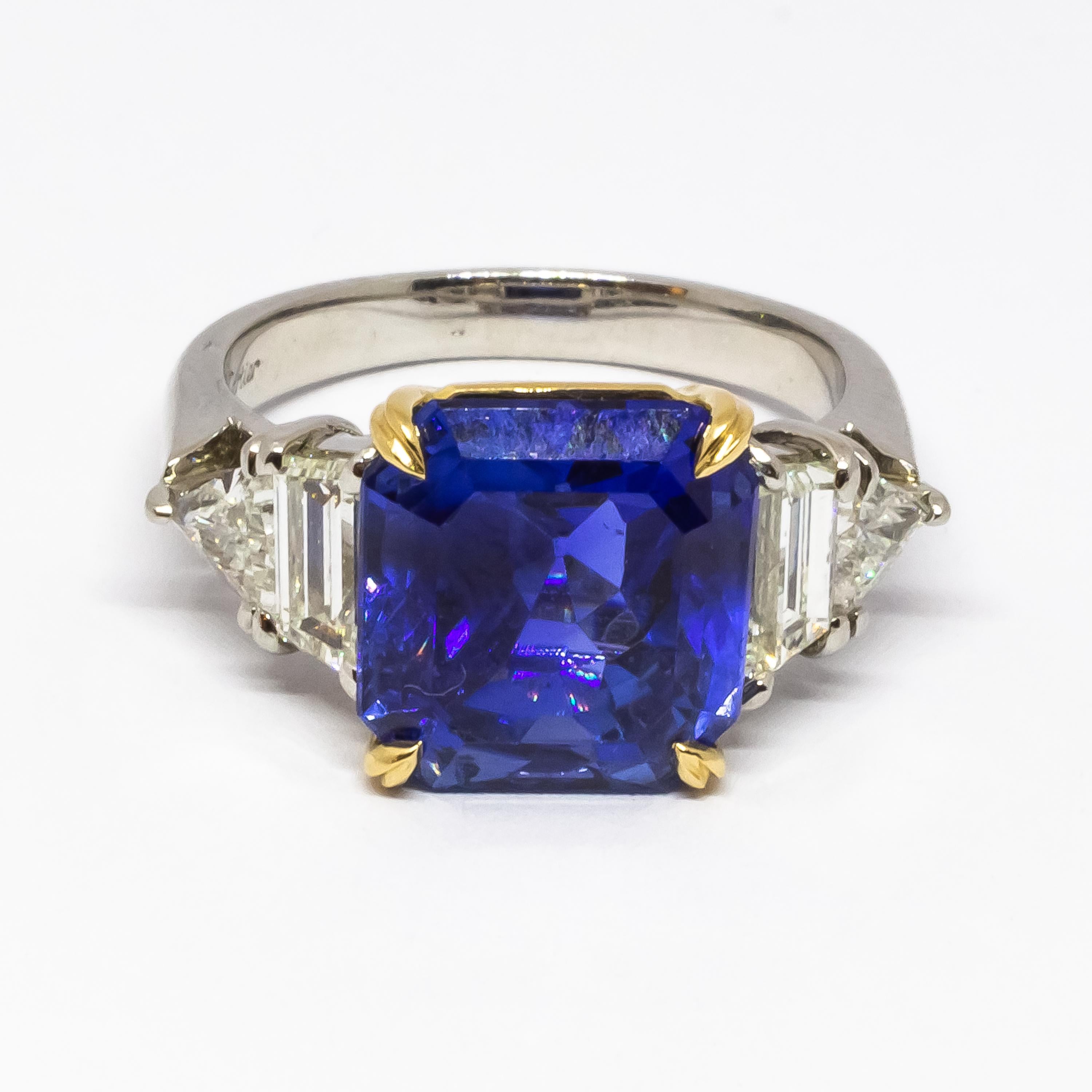Taille émeraude Cartier, bague en or et platine avec saphir de Birmanie certifié GIA de 7,51 carats et diamants en vente