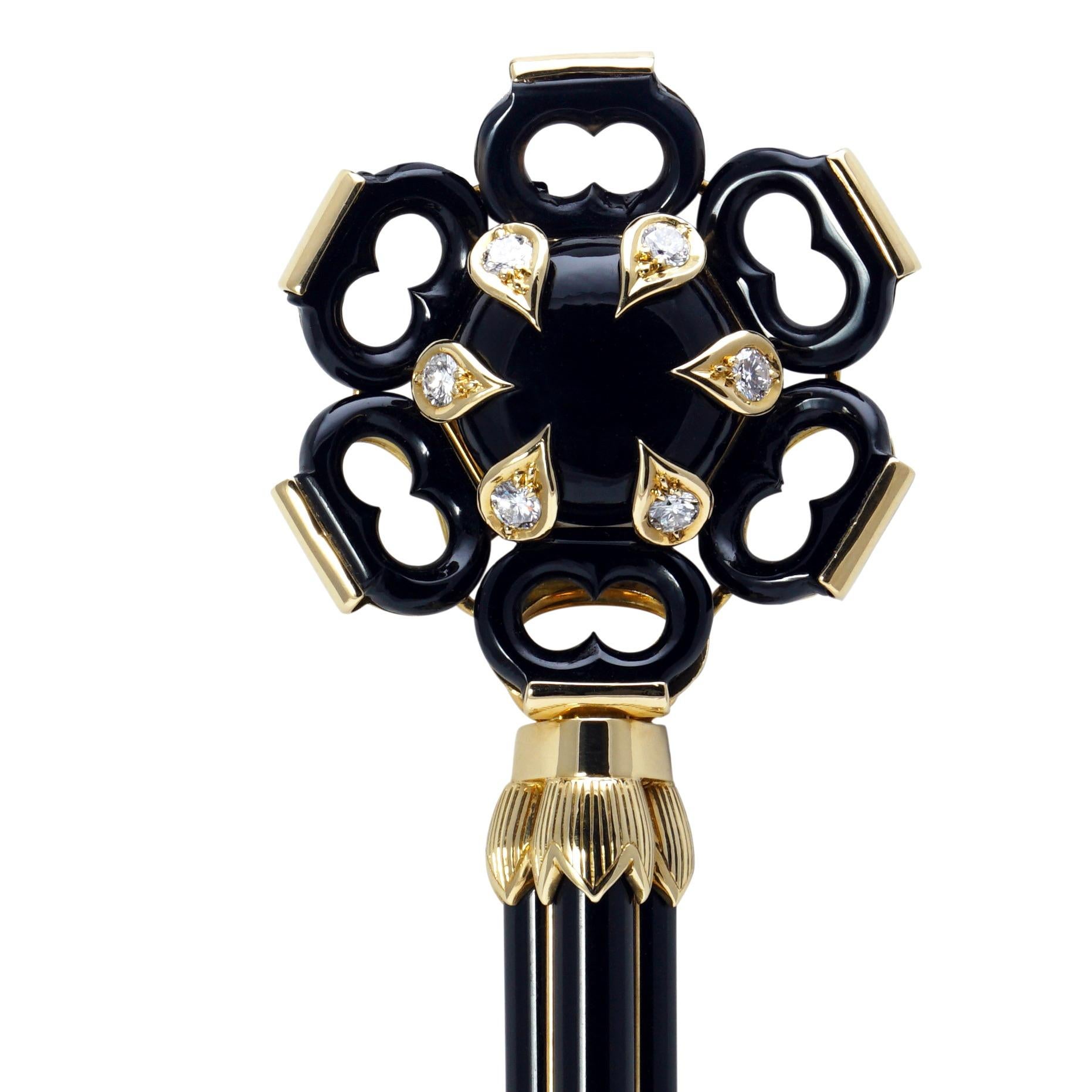 CARTIER Pendent representing a key, in yellow gold, onyx and diamonds. 
Signed and numbered. 
(42,5 grs)
5001