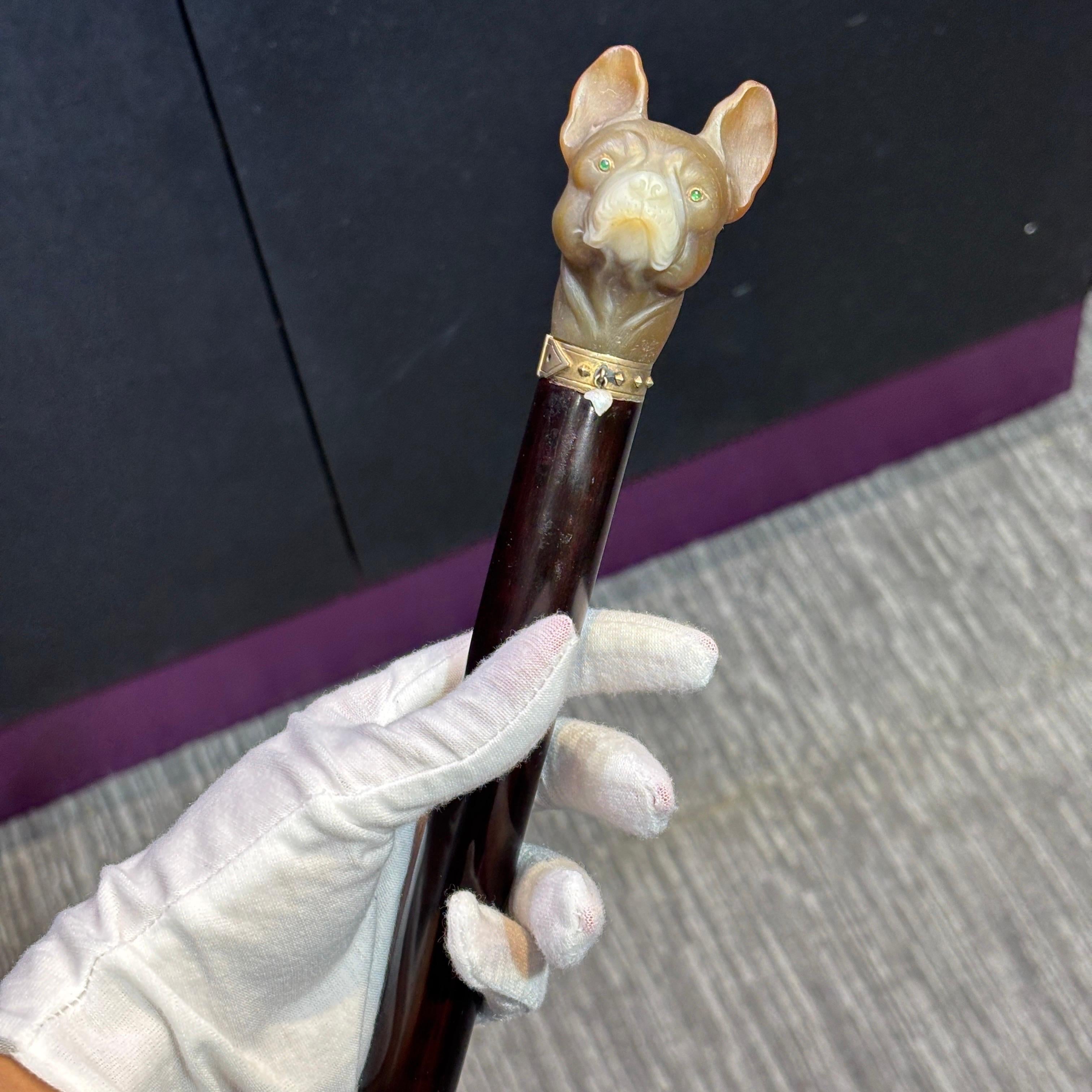  Canne de bouledogue en agate et perle de Cartier

Fabriqué en 1900.
Une canne angique avec une poignée en forme de bouledogue français en agate, avec des yeux en grenat vert montés en or, un collier clouté en argent doré et une petite étiquette en