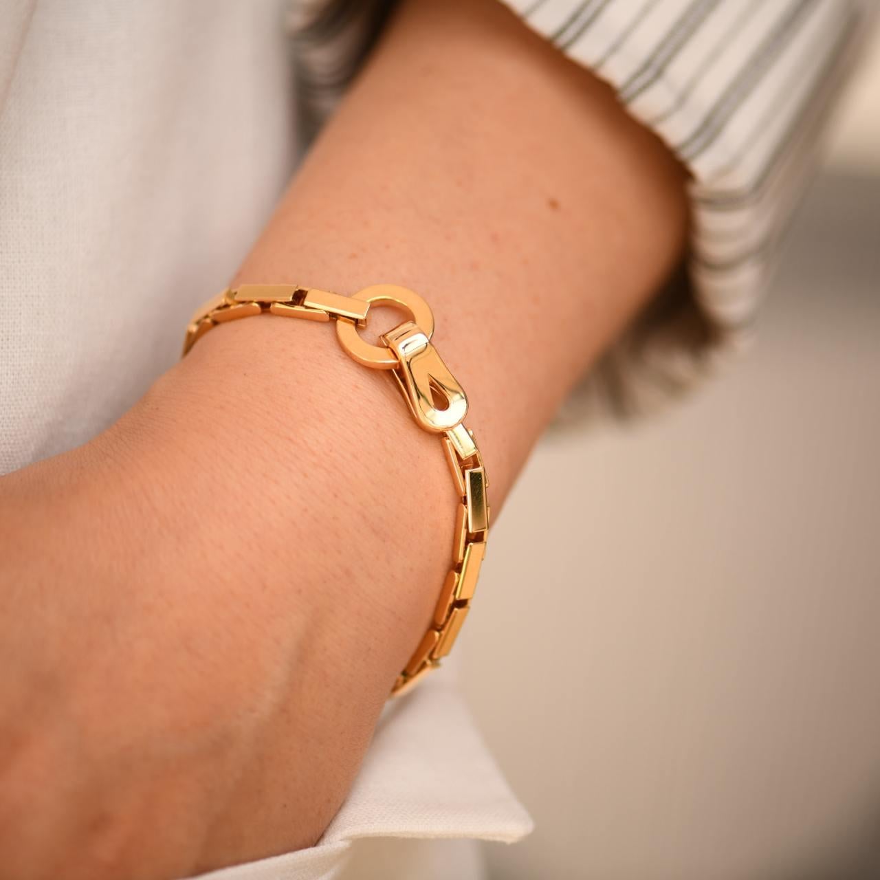 Cartier Agrafe 18K Yellow Gold Bracelet In Excellent Condition In Banbury, GB