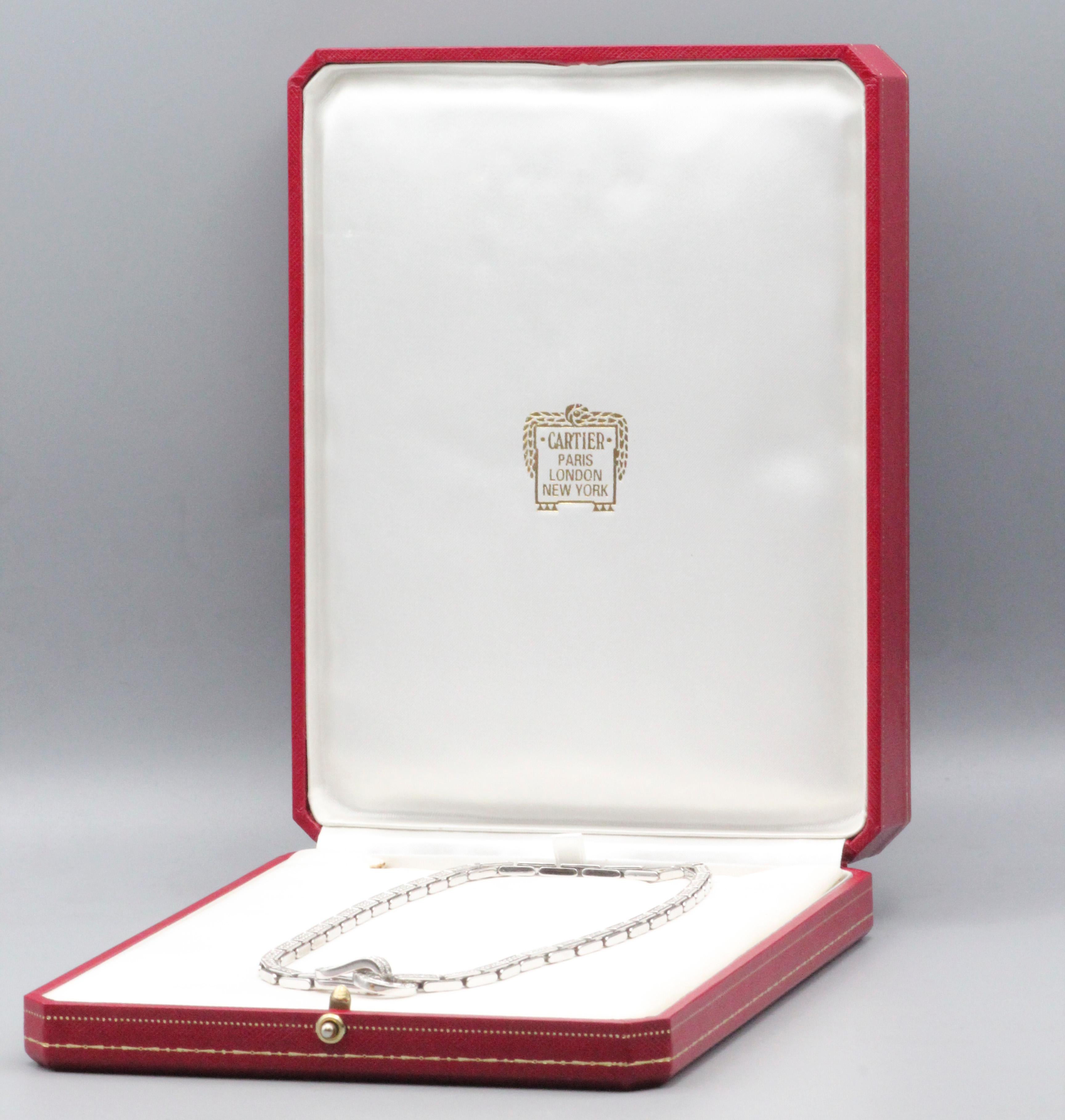 Gönnen Sie sich den Gipfel des Luxus und der Raffinesse mit der Cartier Agrafe  Diamant-Halskette aus 18 Karat Weißgold - ein strahlendes Meisterwerk, das die Hingabe von Cartier für zeitlose Eleganz und tadellose Handwerkskunst verdeutlicht. Dieses