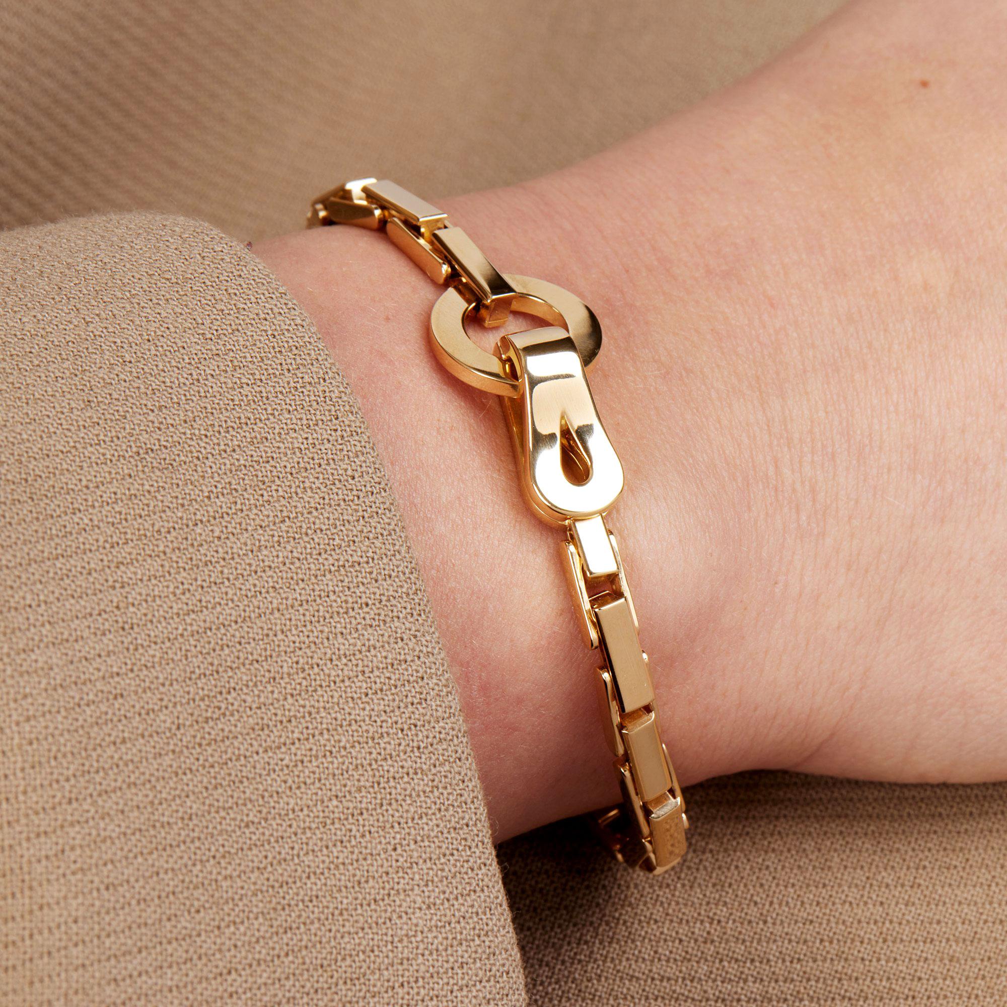 This bracelet by Cartier is from their Agrafe Collection and features a fastening inspired by a traditional hook and eye style. Accompanied by a Cartier Box and Certificate. Our Xupes reference is J905 should you need to quote this.

ITEM