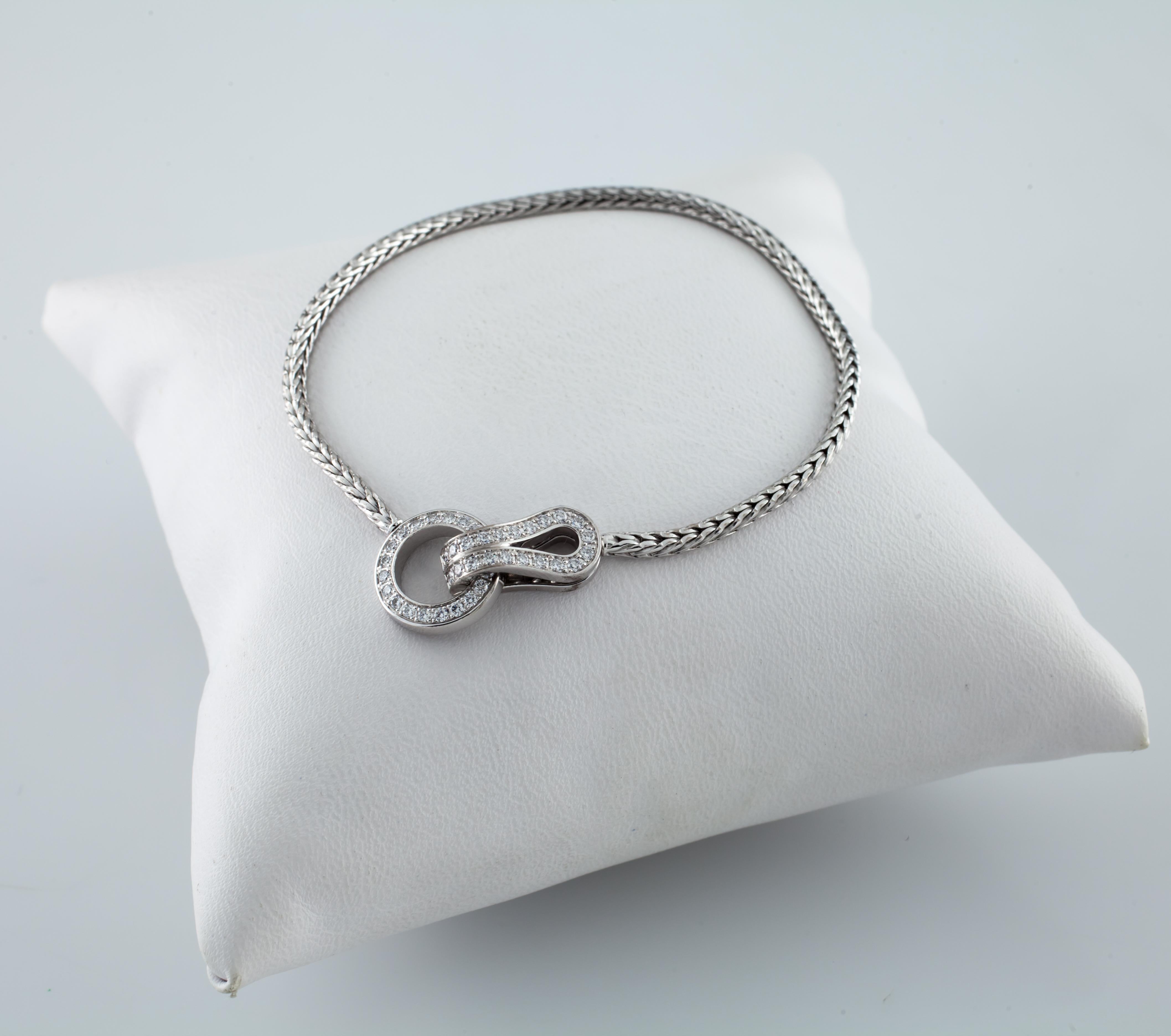 Magnifique bracelet Cartier Agrafe
Or blanc 18k
Le fermoir et la boucle sont dotés du motif Agrafe de la marque déposée.
Longueur totale = 15 cm
Poids total des diamants = 0,29 ct
Masse totale = 7,9 grammes
Poinçonné 