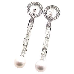 Boucles d'oreilles pendantes en or blanc, diamants et perles Cartier Agrafe