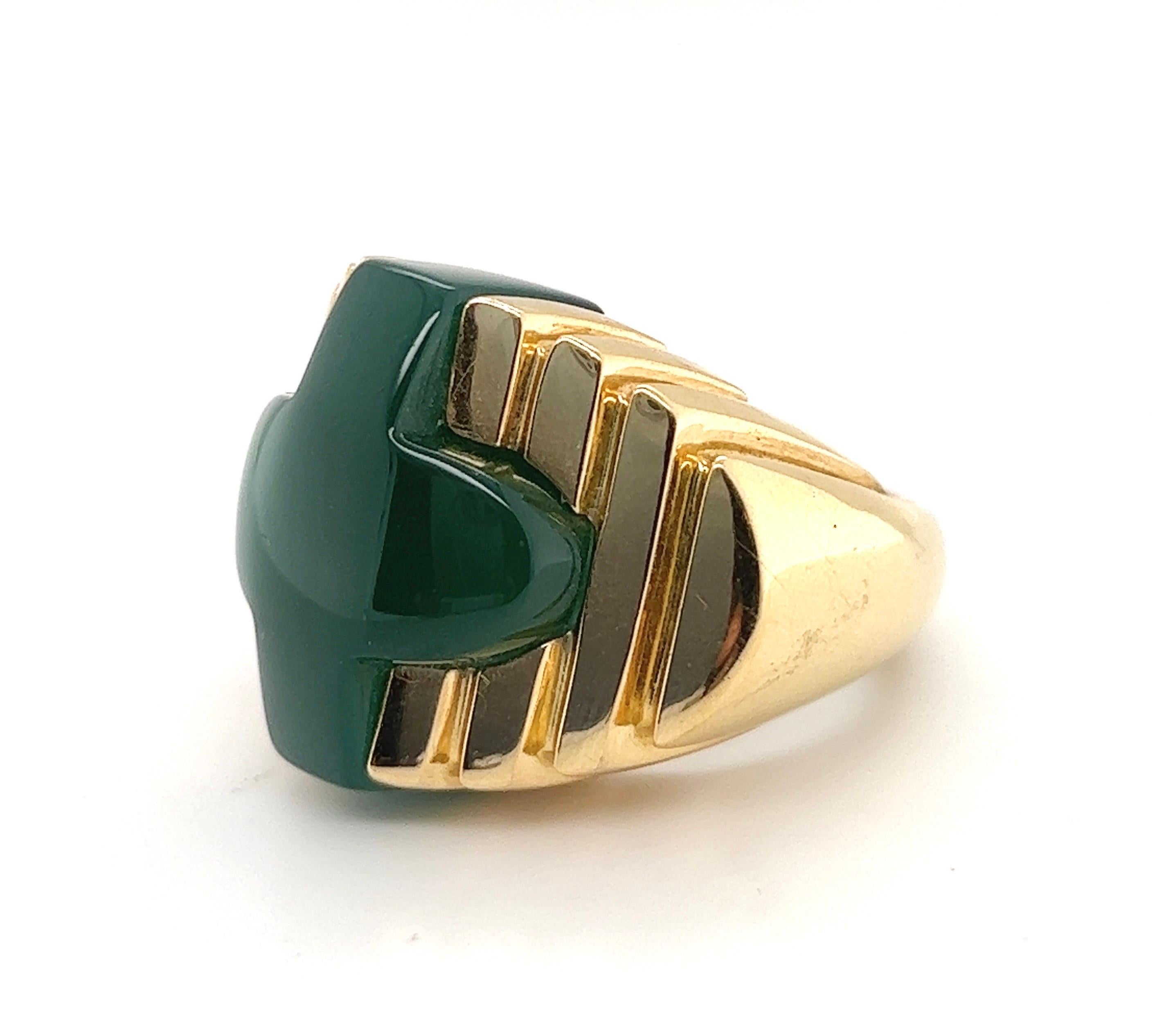 Rare sculptural geometric 18 karat yellow gold and green agate cocktail ring by Aldo Cipullo for Cartier, 1971.

Masterfully crafted in 18 karat solid yellow gold and of high polish finish. The main body consists in a bold cruciform carving of