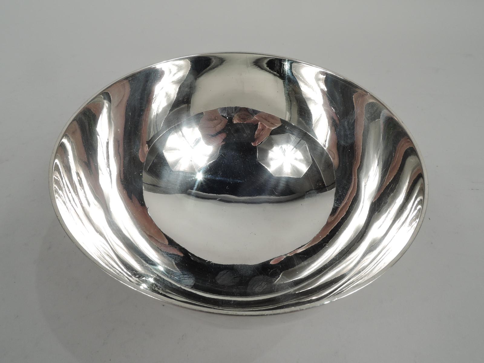 American Colonial sterling silver bowl, ca 1930. Retailed by Cartier in New York. Curved sides and short gently spread foot. Olden-Days chic for Modern and traditional tables. Fully marked including retailer’s stamp, no. 8322, and phrase