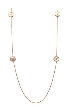 CARTIER Collier sautoir d'amulettes avec perles blanches en or 18 carats et diamants