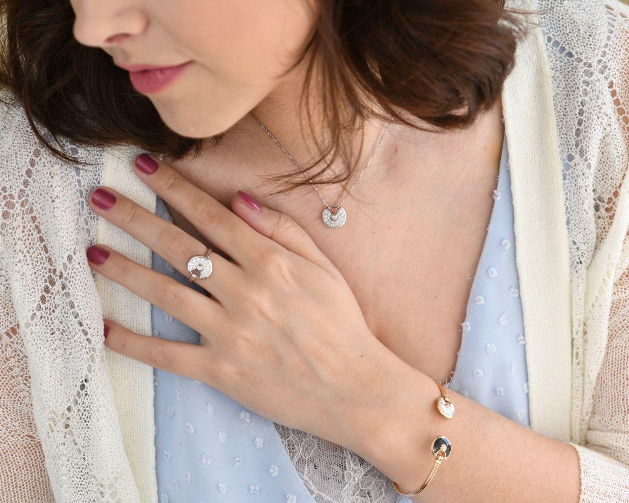 Taglio brillante Collana Cartier Amulette de oro bianco 18 carati con diamanti