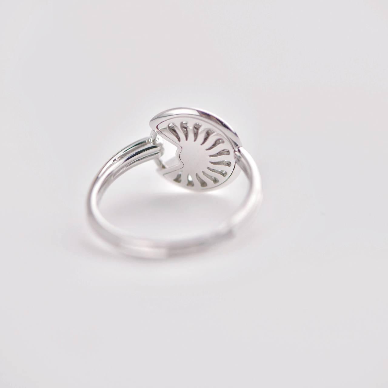 Cartier Amulette de Cartier bague SM en or blanc 18 carats avec diamants taille 53 En vente sur 1stDibs bague amulette cartier amulette cartier bague