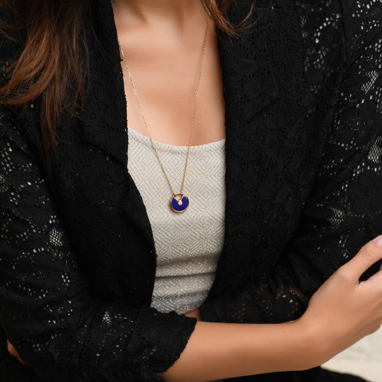 Taglio brillante Cartier Amulette De Cartier Collana in oro giallo 18 carati con diamanti e lapislazzuli in vendita