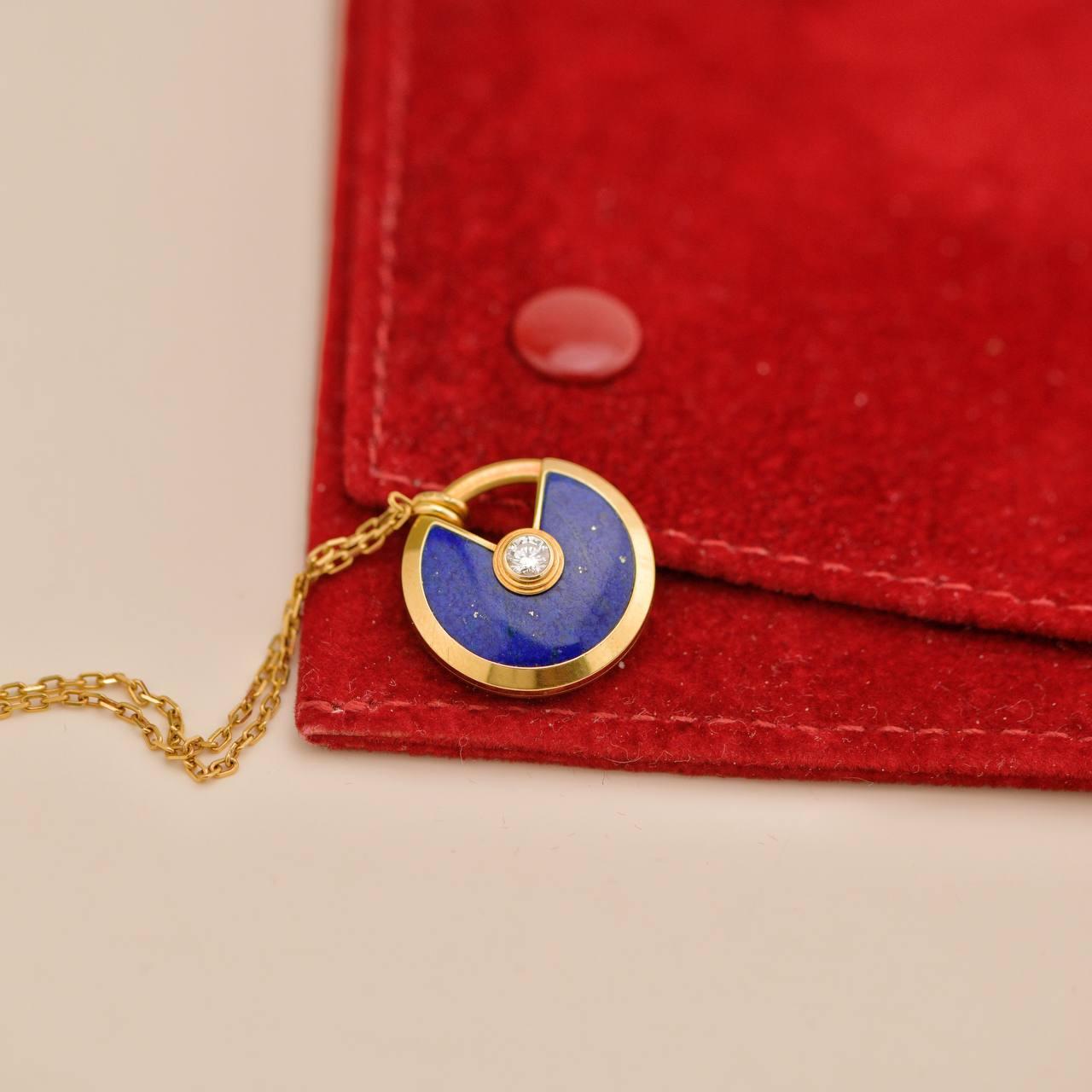 Cartier Amulette De Cartier Collana in oro giallo 18 carati con diamanti e lapislazzuli in vendita 1