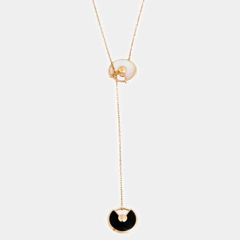 The Cartier Amulette de Cartier necklace is a stunning piece crafted from 18K rose gold. Its pendant features a captivating combination of diamond, onyx, and mother-of-pearl, creating an elegant contrast. This exquisite necklace beautifully blends