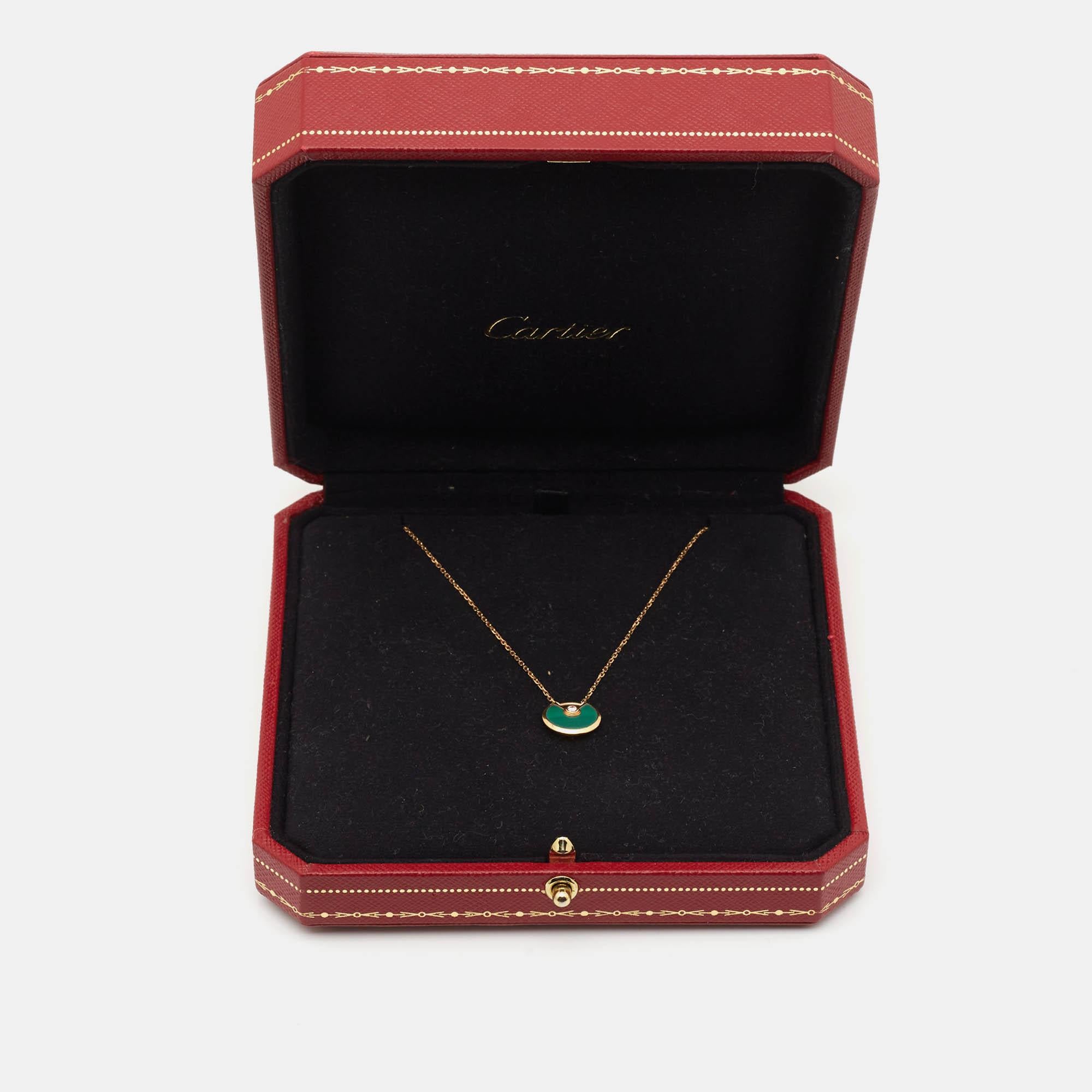 Collier XS modèle Cartier Amulette De Cartier en or rose 18 carats, malachite et diamants en vente 3