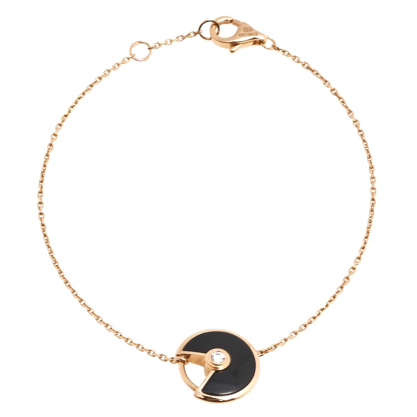 The elegant and sophisticated designs from Cartier are loved by everyone, and this Amulette de Cartier bracelet is subtly elegant as well as beautifully luxurious. Constructed in 18K rose gold, this bracelet features a disc charm that is inlaid with