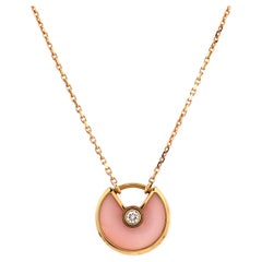 Cartier Amulette de Cartier Halskette mit Anhänger aus 18 Karat Roségold mit rosa Opal