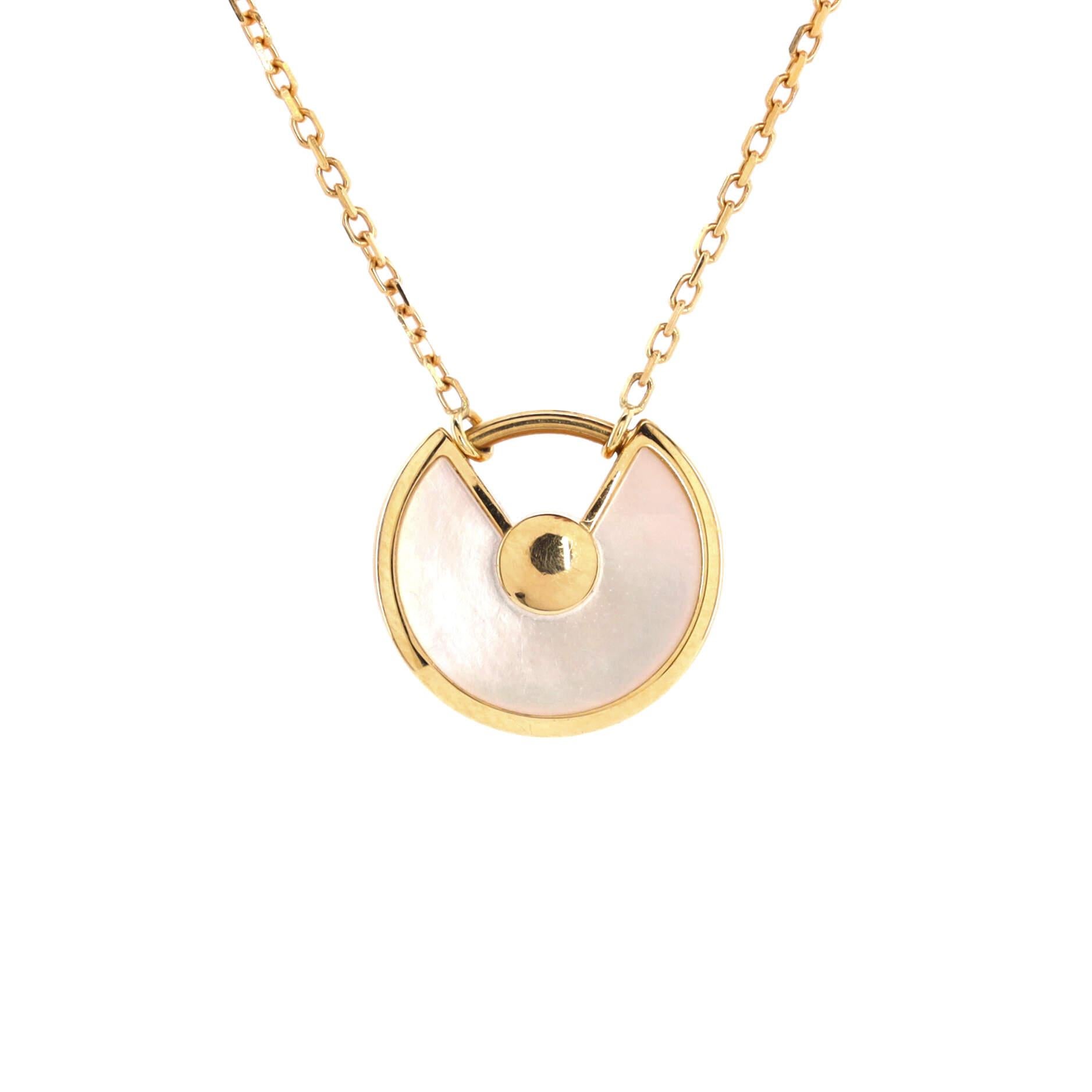 Cartier Amulette De Cartier Halskette mit Anhänger aus 18 Karat Gelbgold mit Mutter im Zustand „Gut“ in New York, NY