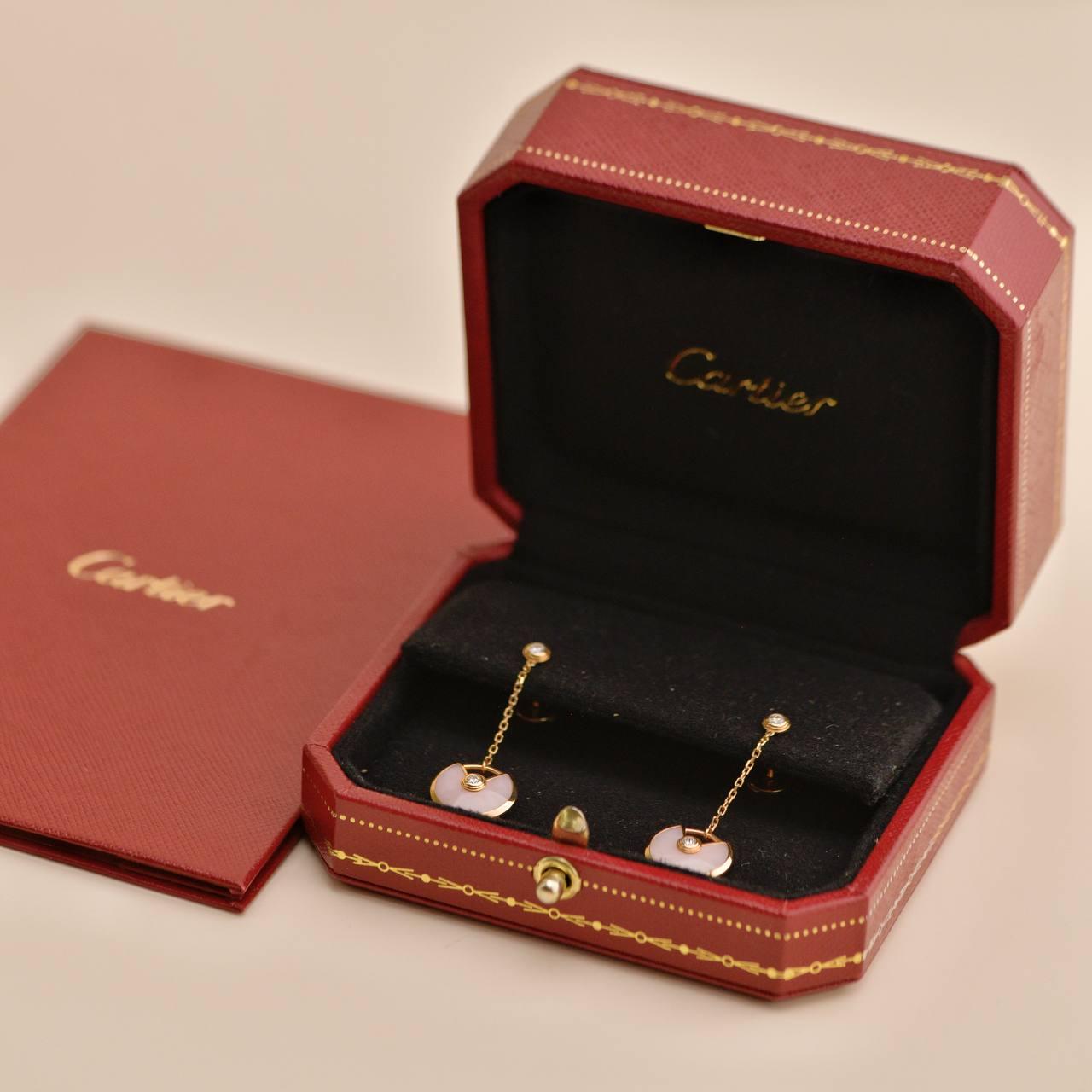 SKU	33301643
Viene fornito con	Set completo (scatola + scheda)
Data	2018
Modello	B8301231
Numero di serie	DW****
Metallo	Oro rosa 18k
Pietre	Diamond, Opale rosa
Peso totale dei diamanti	0,14ct circa
Peso	Circa 3.37 g
Lunghezza	Circa 2.8