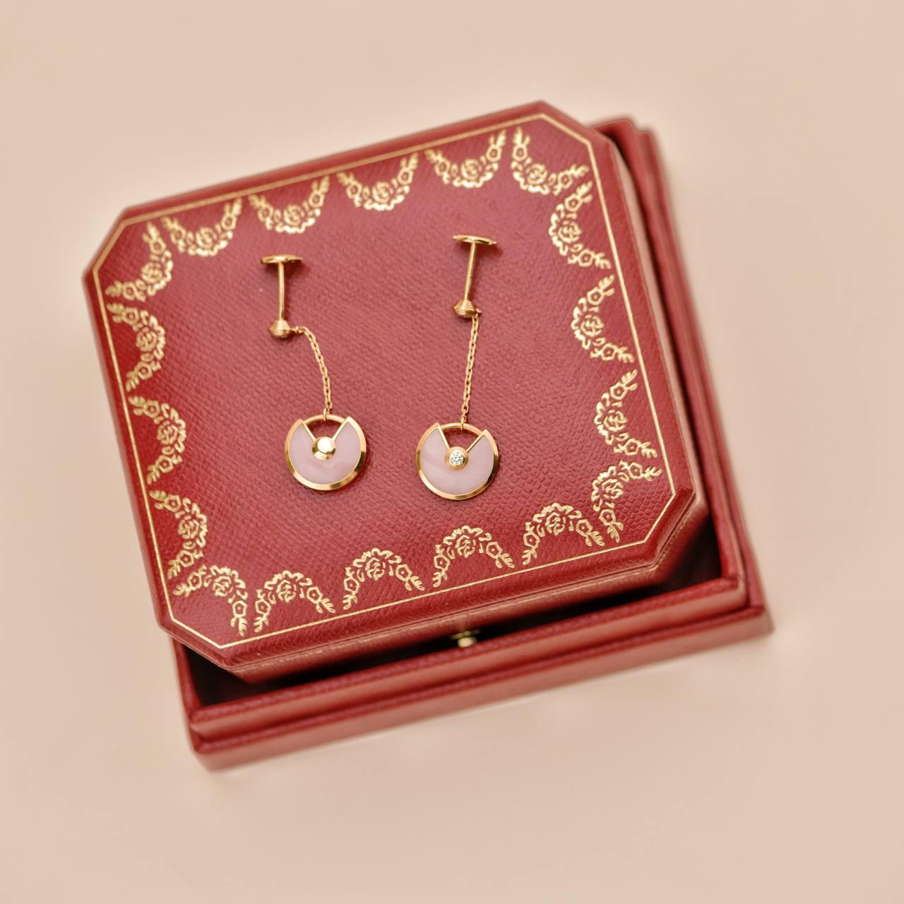 Orecchini pendenti Cartier Amulette de Cartier Pink Opal Diamond in oro rosa 18 carati In condizioni ottime in vendita a Banbury, GB