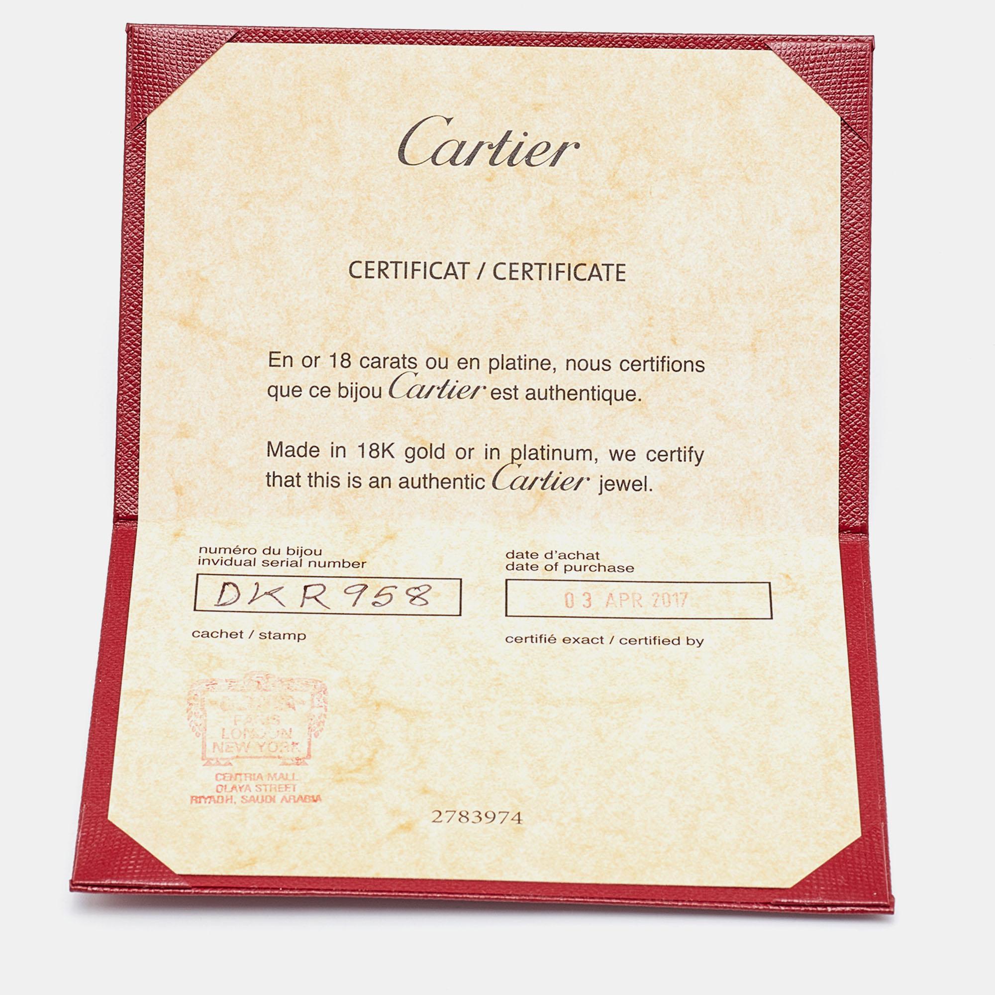 Die eleganten und raffinierten Designs von Cartier werden von allen geliebt, und dieses Collier Amulette de Cartier ist sowohl subtil elegant als auch wunderschön luxuriös. Diese Halskette aus 18 Karat Roségold verfügt über einen Scheibenanhänger,