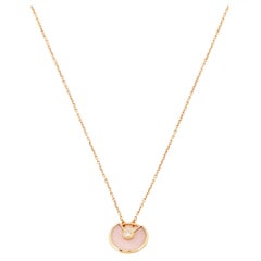 Cartier Collier à motif Amulette de Cartier en or rose 18 carats avec opale rose et diamants
