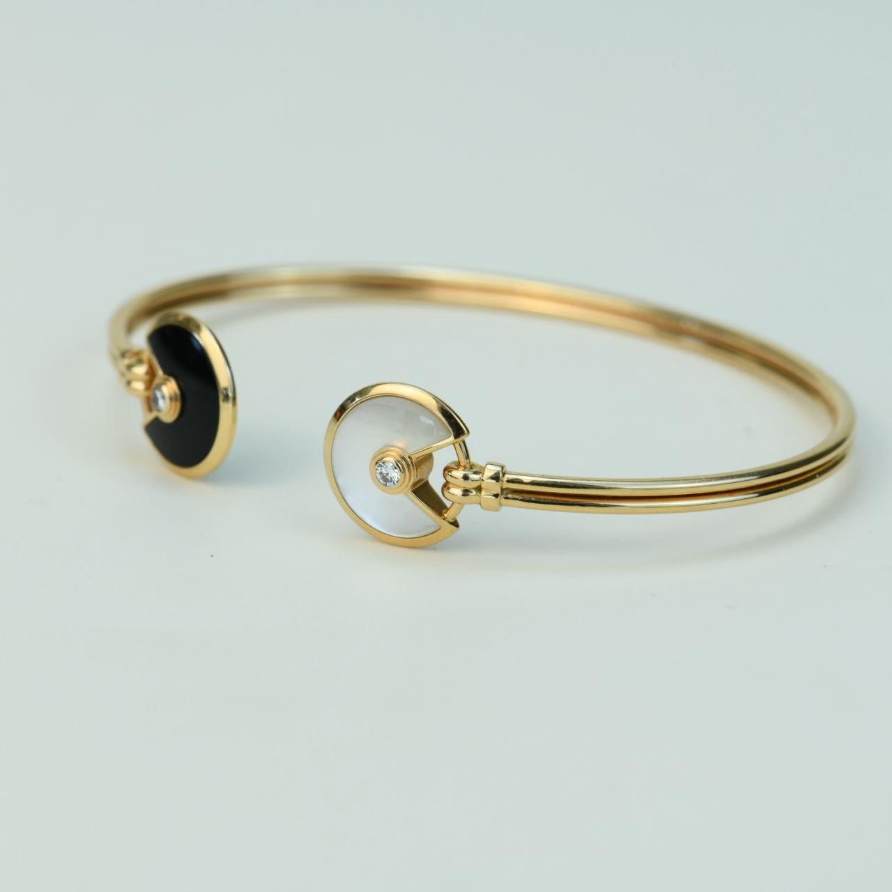 Taglio brillante Cartier Amulette Diamante Madreperla e Onice Bracciale in Oro Giallo 18K Taglia