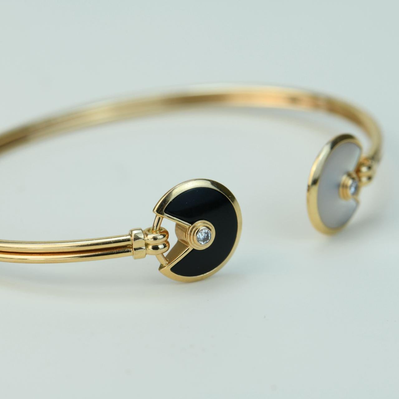 Cartier Amulette Diamond Mother of Pearl and Onyx 18K Yellow Gold Bracelet Size  In Excellent Condition For Sale In Banbury, GB