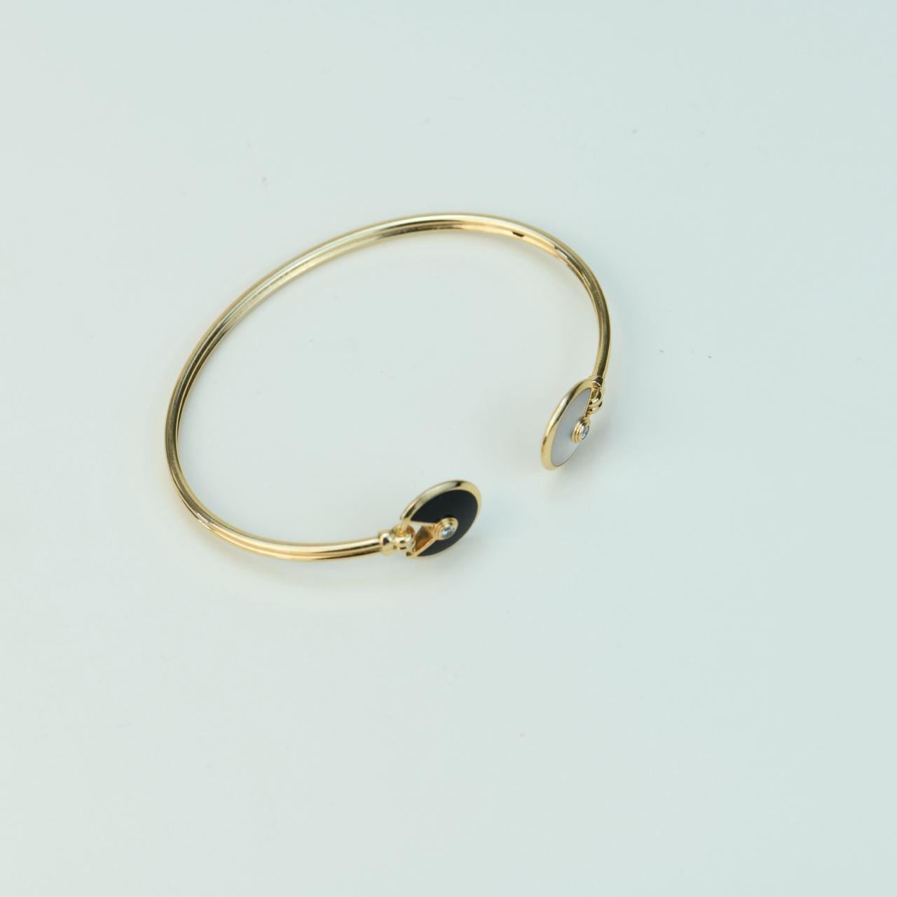 Cartier Amulette Diamond Mother of Pearl and Onyx 18K Yellow Gold Bracelet Size  In Excellent Condition For Sale In Banbury, GB