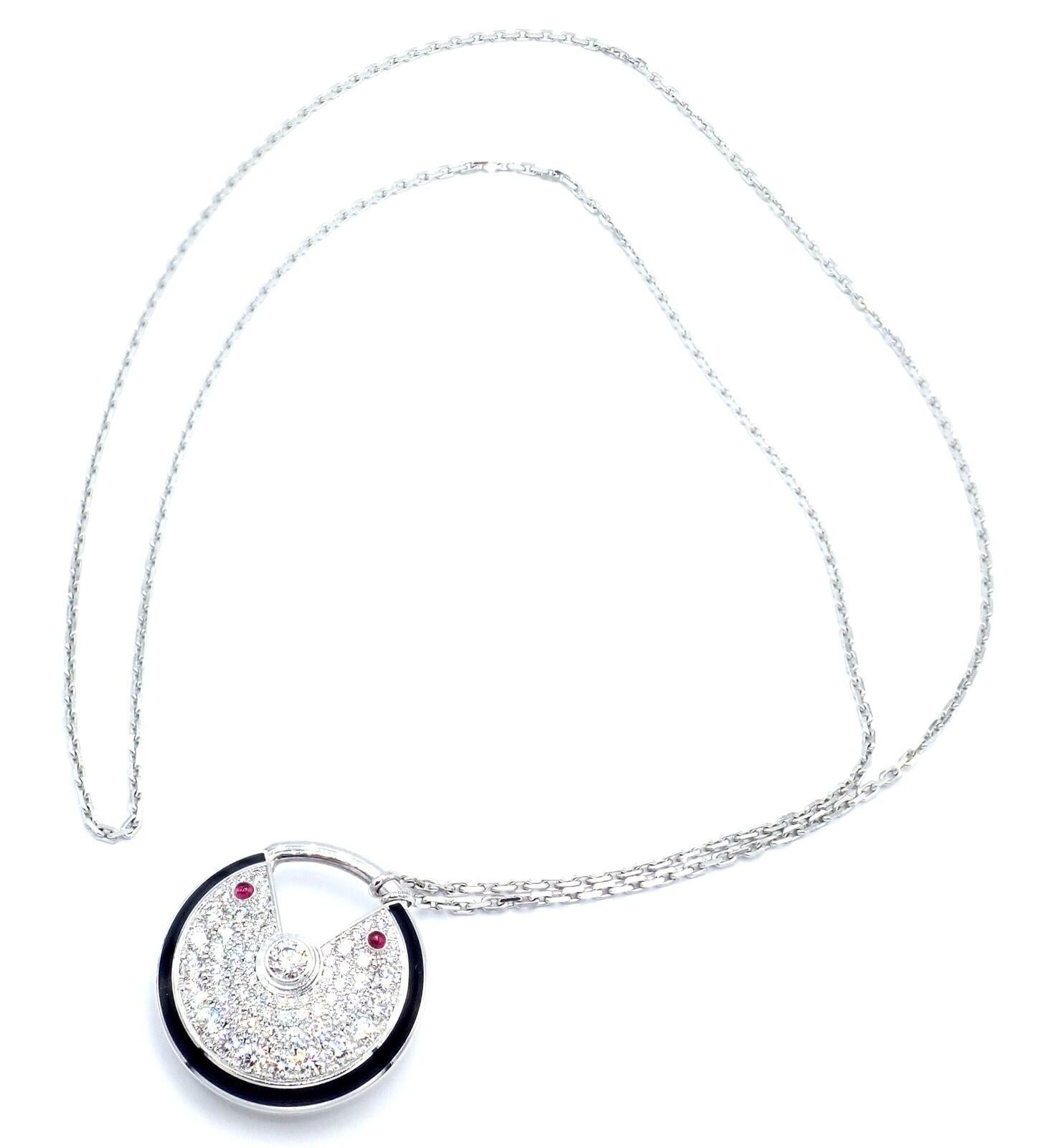 Taille brillant Cartier, grand collier pendentif en or blanc avec diamants et rubis en forme d'amulette en vente