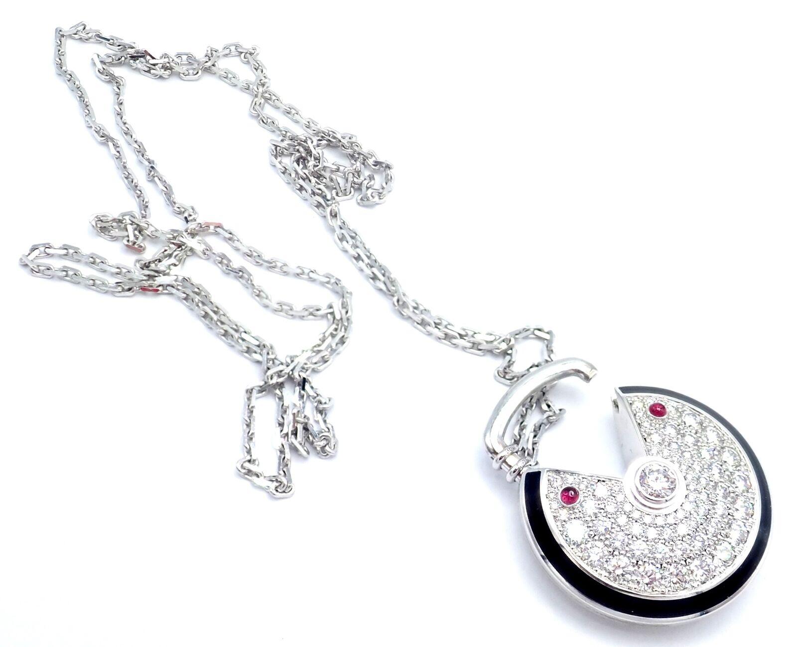 Cartier, grand collier pendentif en or blanc avec diamants et rubis en forme d'amulette Unisexe en vente