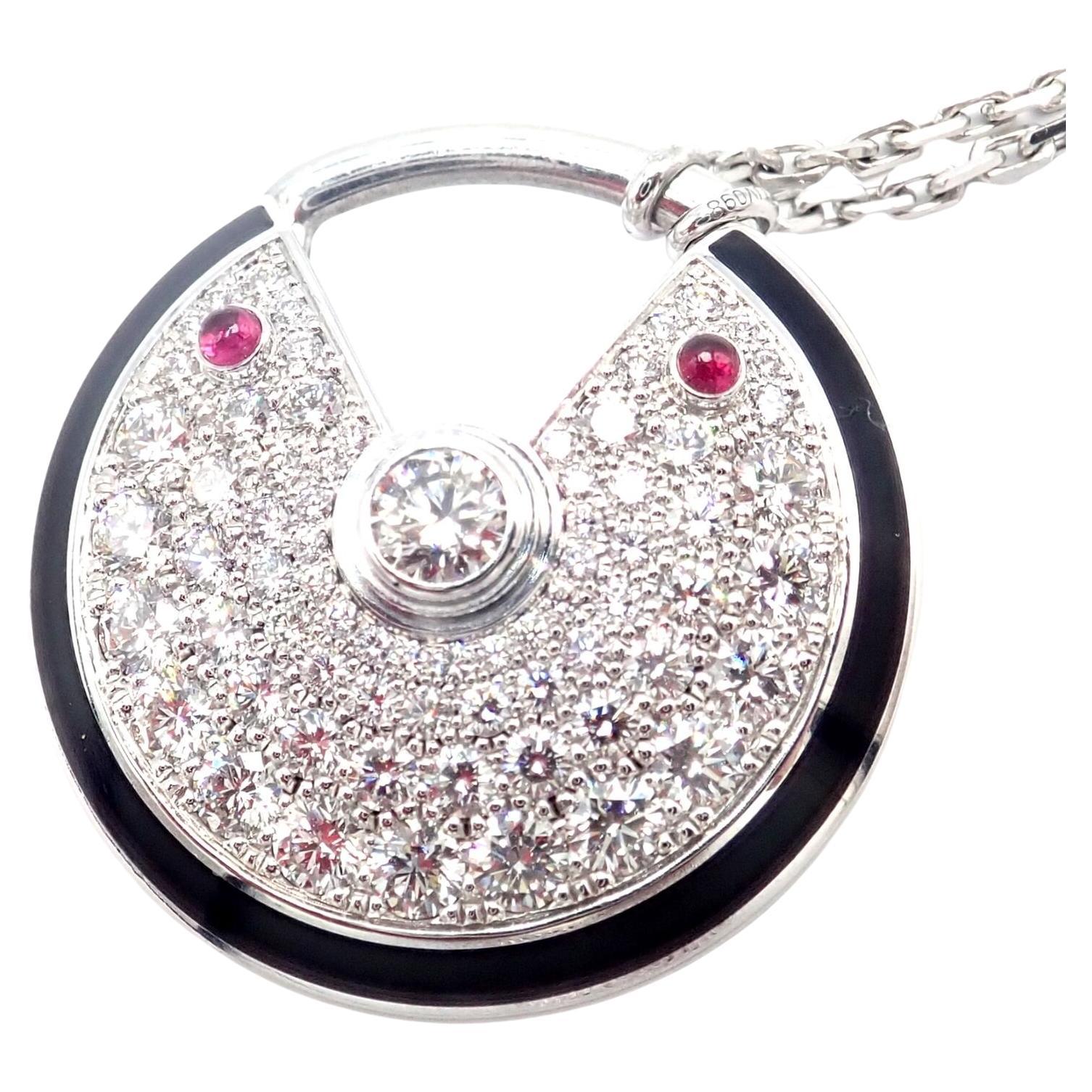 Cartier, grand collier pendentif en or blanc avec diamants et rubis en forme d'amulette en vente