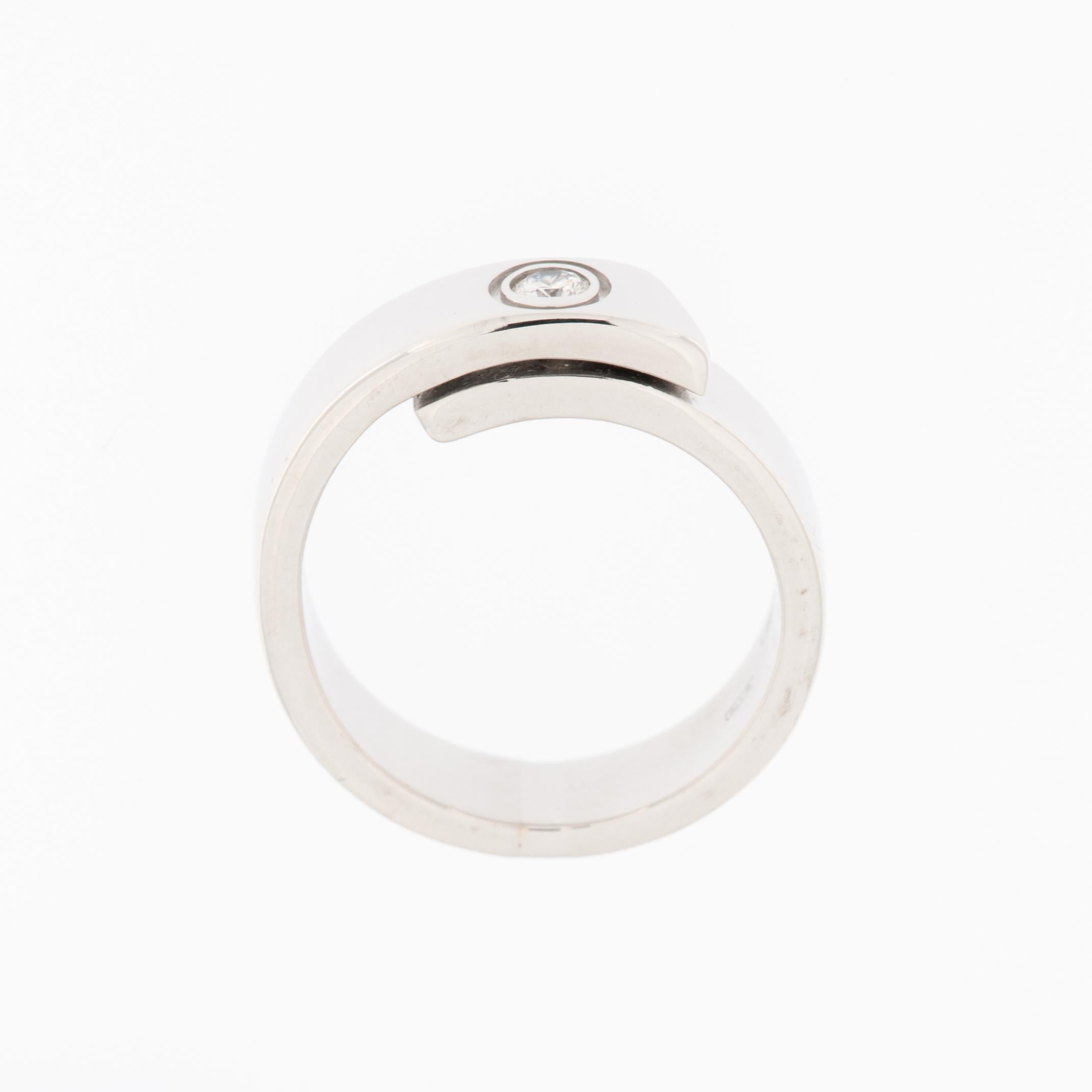 Este Anillo de Aniversario Cartier es una auténtica obra maestra, que muestra la reconocida artesanía y la elegancia atemporal sinónimo de la marca Cartier. Meticulosamente elaborado en lustroso oro blanco de 18 quilates, el anillo encarna la