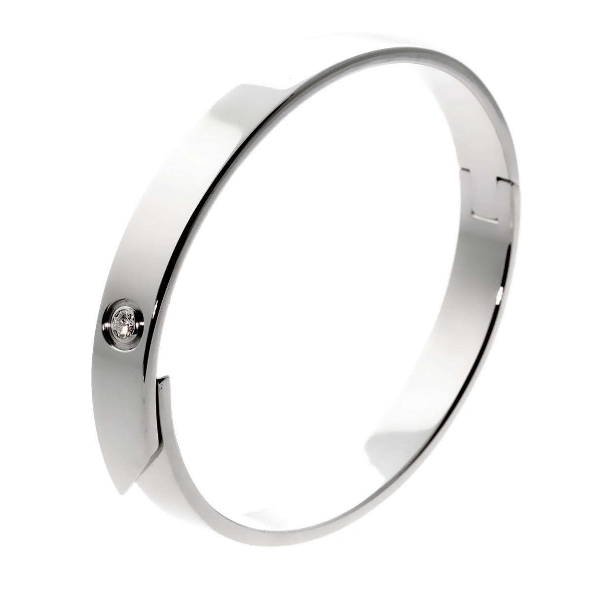 Un bracelet classique Anniversaire en or blanc et diamants de Cartier. Ce bracelet à charnière en or blanc 18 carats est orné d'un diamant rond brillant de 0,10 ct. 

Il mesure 17 cm et convient à un poignet d'une longueur maximale de 6,69