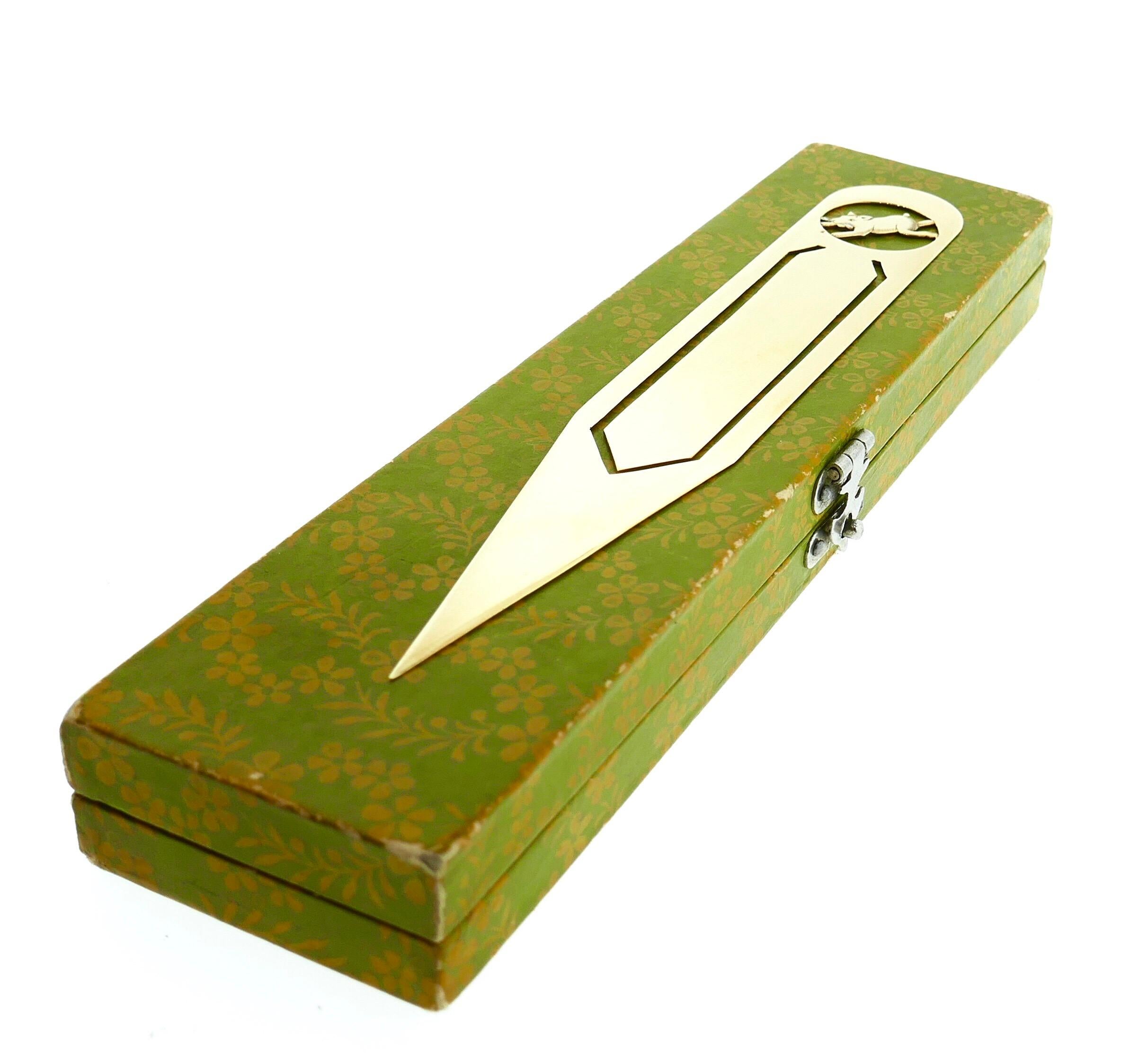 Cartier Art Deco 14 Karat Yellow Gold Enamel Dog Motif Bookmark

This is a stunning example of a vintage Cartier object and it comes with the original box. The book mark is made of 14 karat yellow gold and features a design of a dog holding a gold
