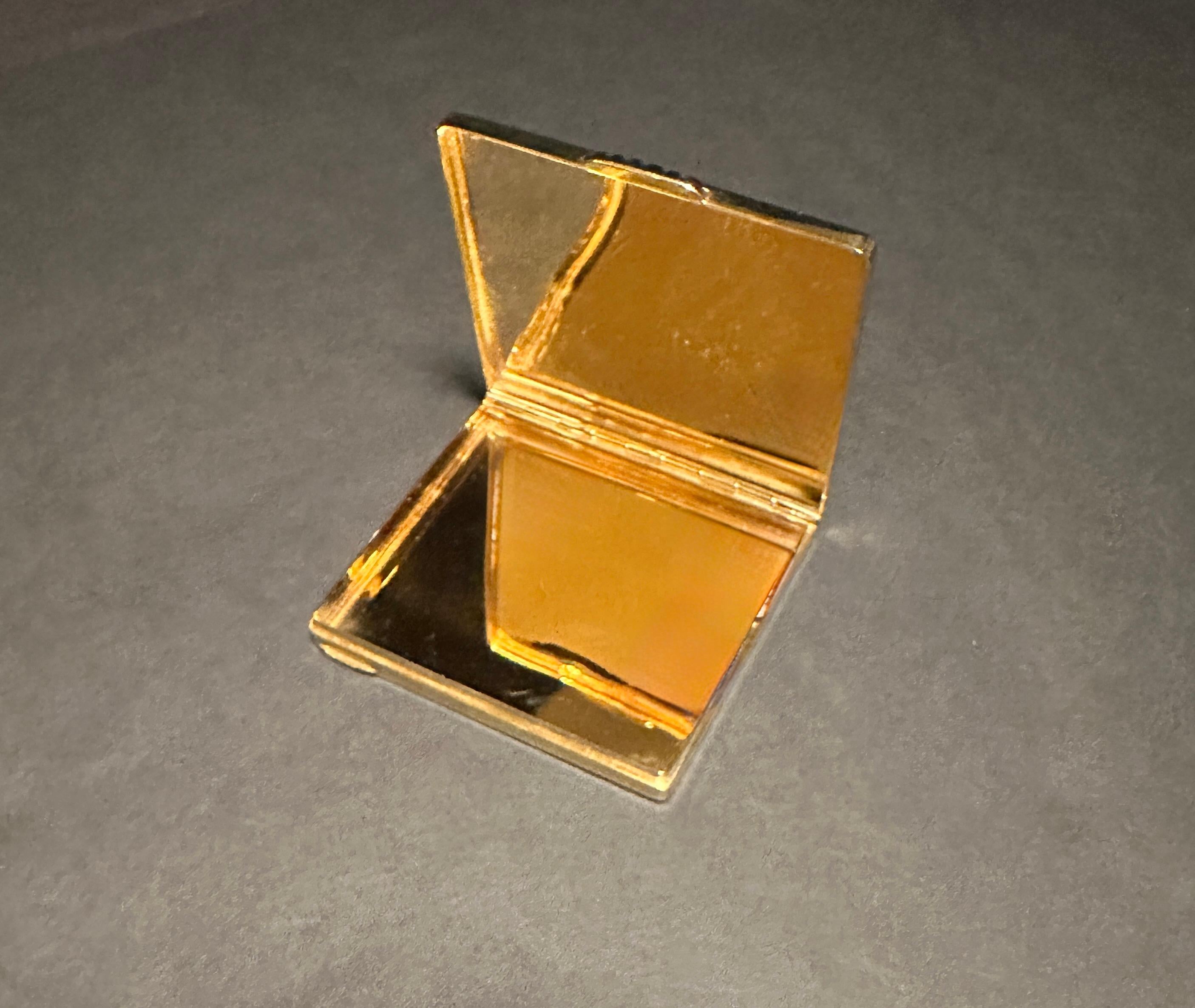 Caja firmada Cartier de oro amarillo de 18 quilates y zafiro. De contorno rectangular con esquinas redondeadas, con zafiros cabujones de talla cuadrada que dejan ver un único compartimento. Sellos distintivos. Firmado Cartier. París. Londres. Nueva
