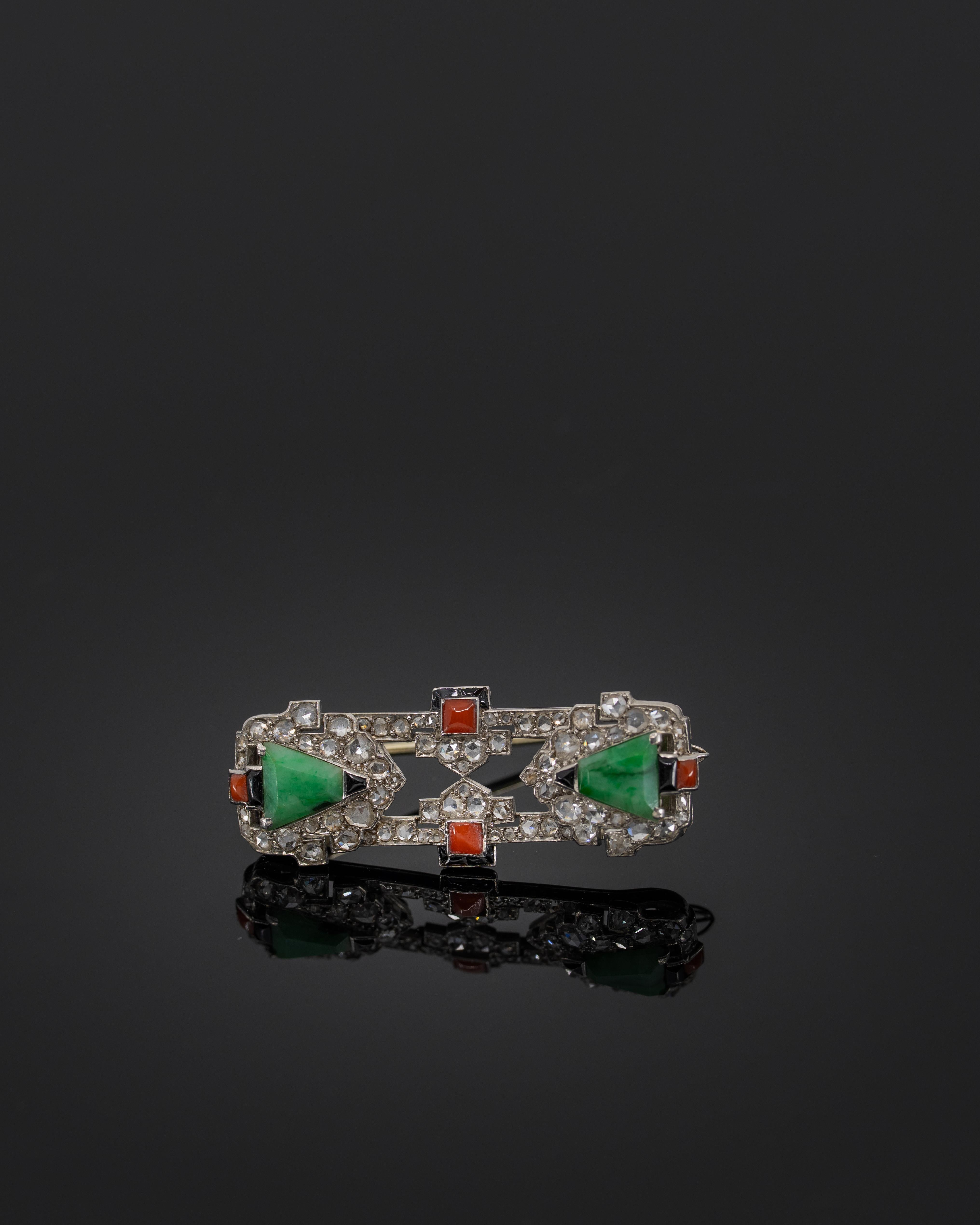 This Cartier Art Deco brooch  is a remarkable example of early 20th-century jewelry design, showcasing the opulence and geometric precision characteristic of the Art Deco movement. Crafted in platinum, this brooch features a harmonious combination
