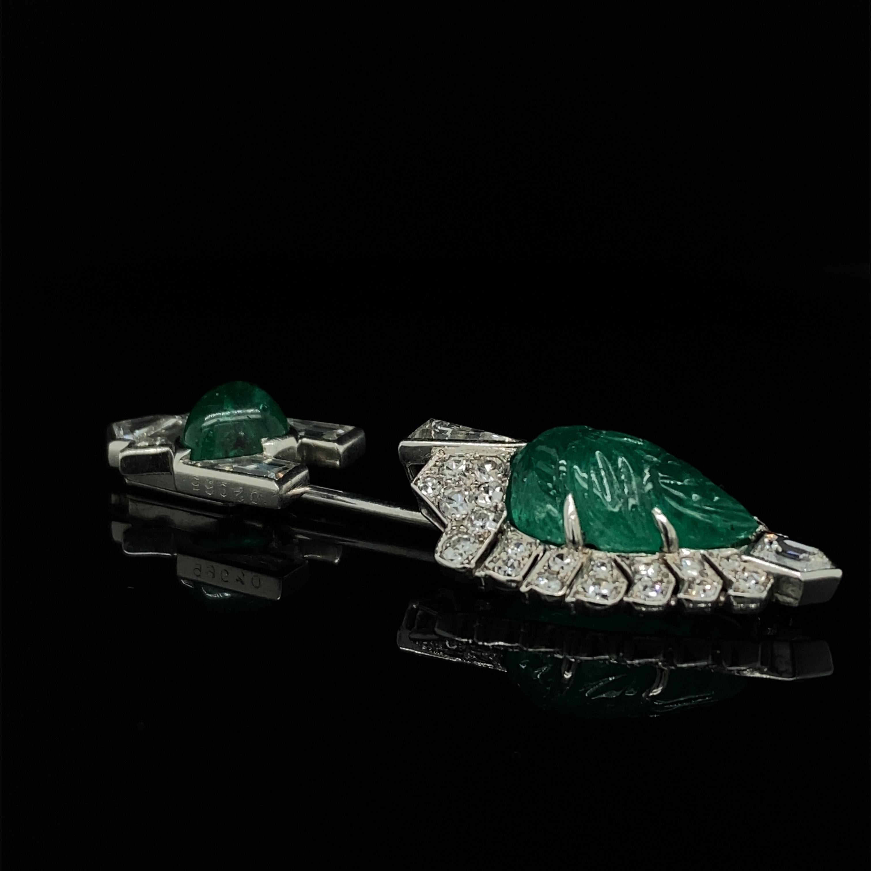 Cartier Broche jabot Art Déco en émeraude sculptée et diamants, c. 1925 Bon état - En vente à London, GB