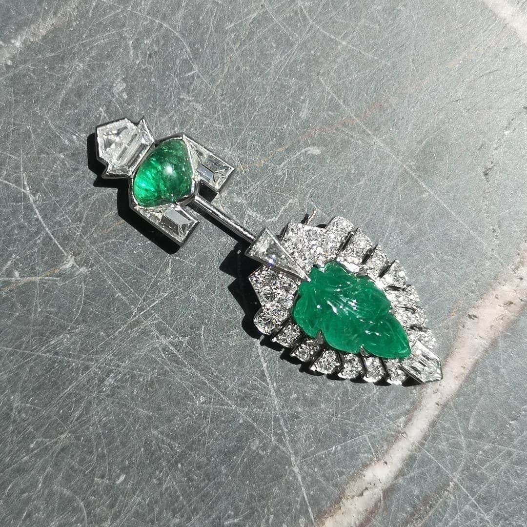 Cartier Art Deco Carved Emerald and Diamond Jabot Pin, Circa 1925 In Good Condition For Sale In London, GB