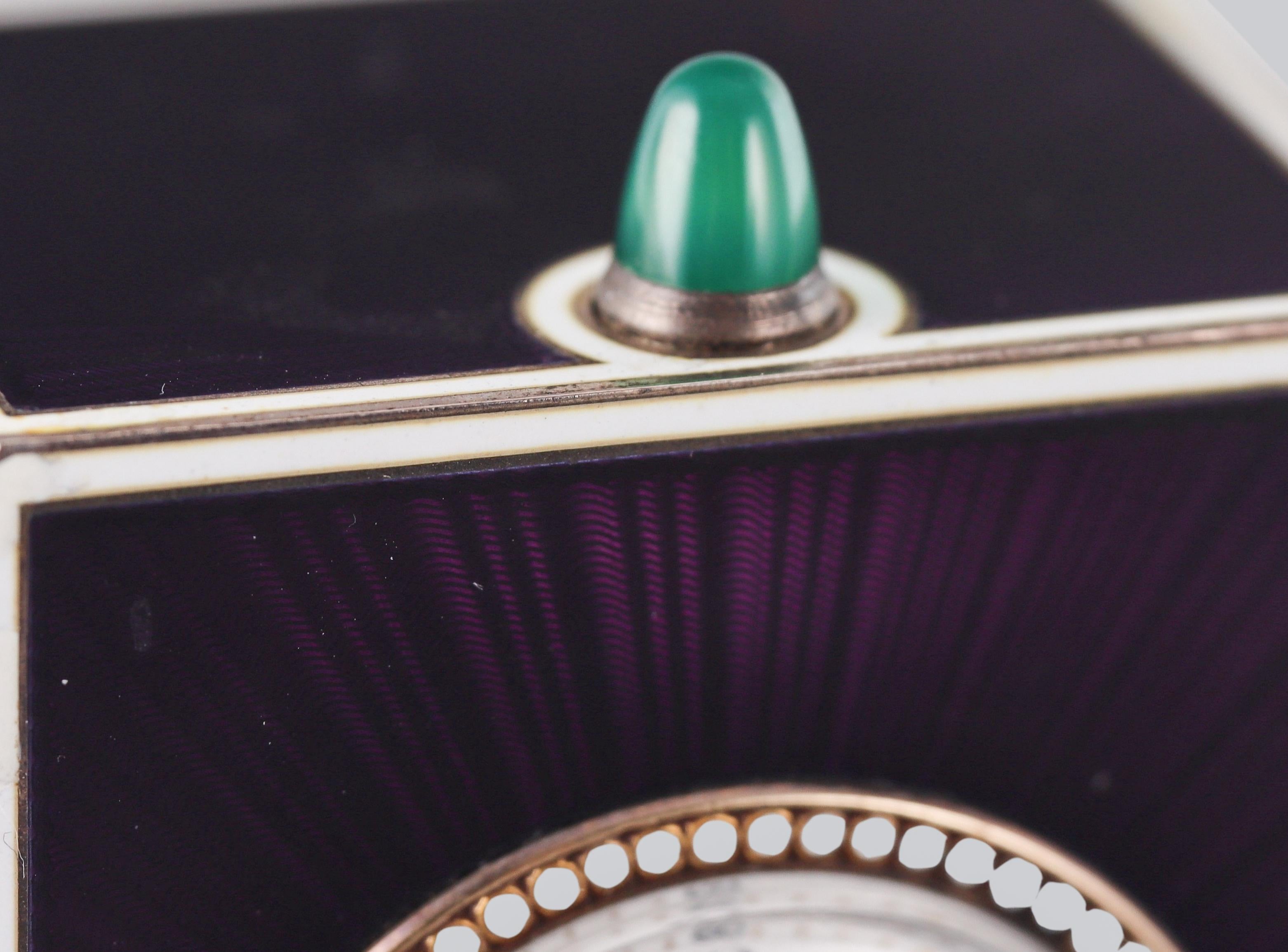 Art Deco Cartier Tischuhr, verziert mit lila Guilloche-Email, auf einem Achat-Sockel, mit Chrysopras-Aufzug. Die Uhr ist 3,25